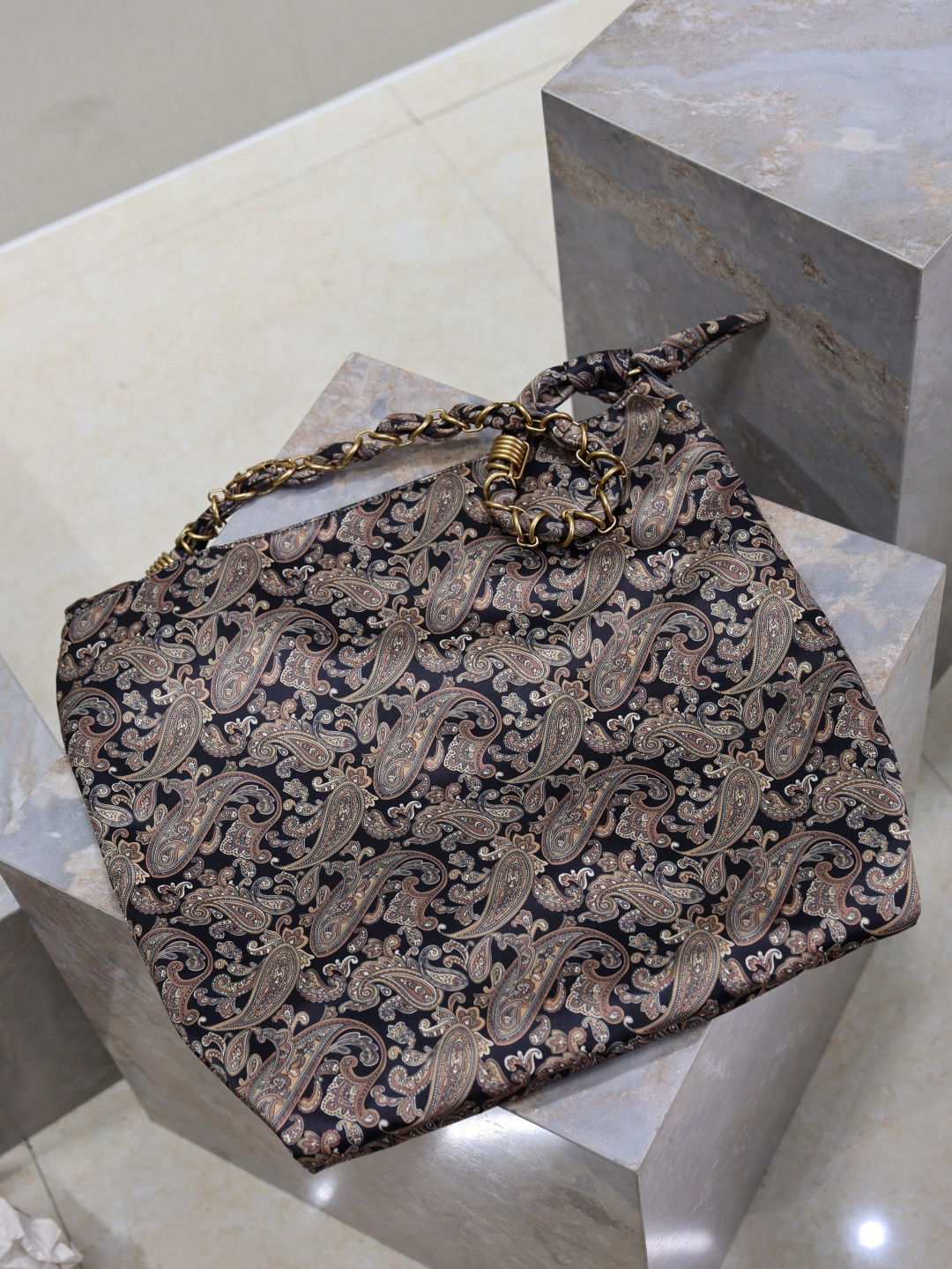YSL Amalia (silk twill) 42x50x1cm - Image 10