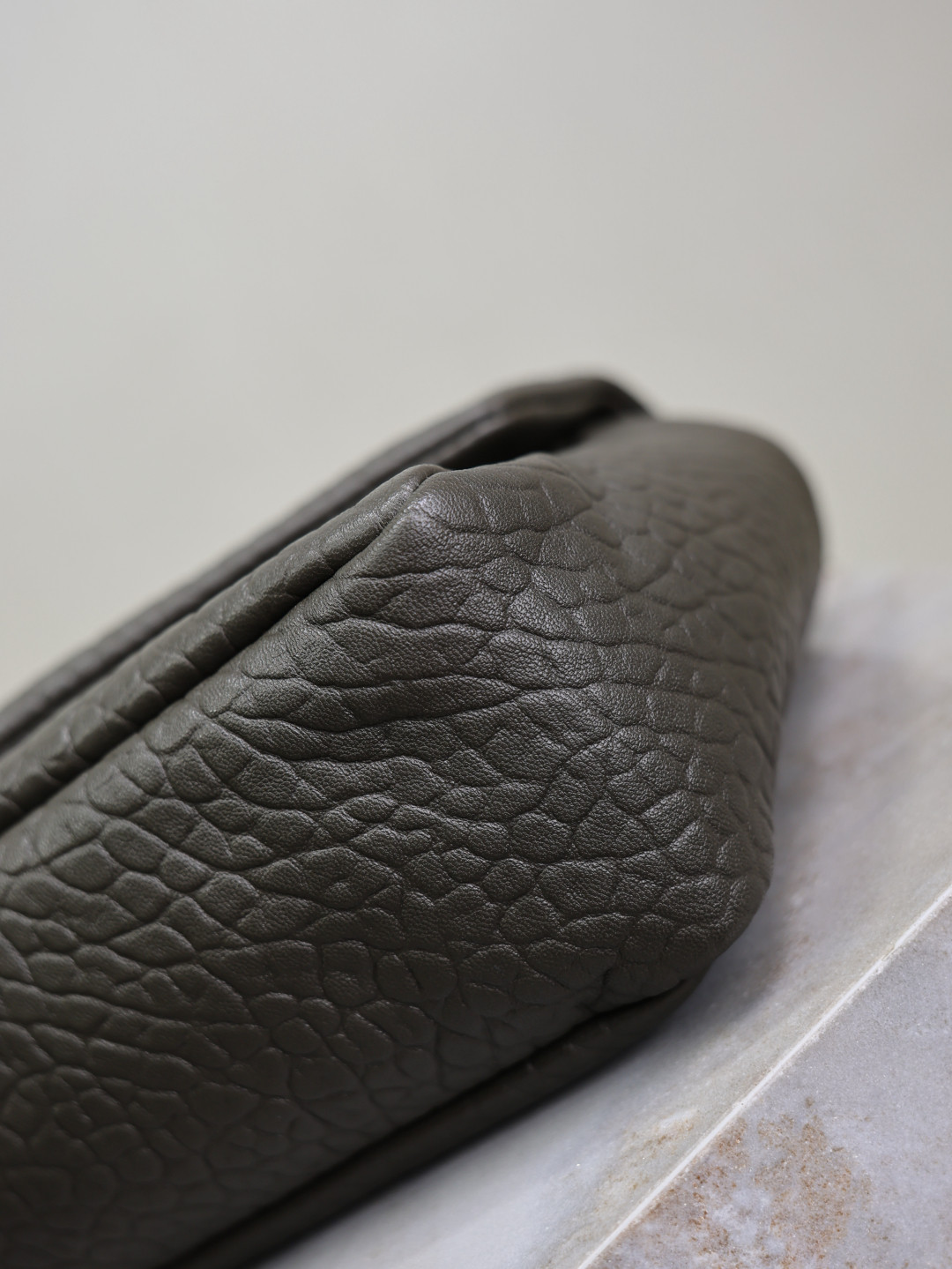 YSL CALYPSO medium in grained lambskin 800916 30x15x7.5cm - Image 13