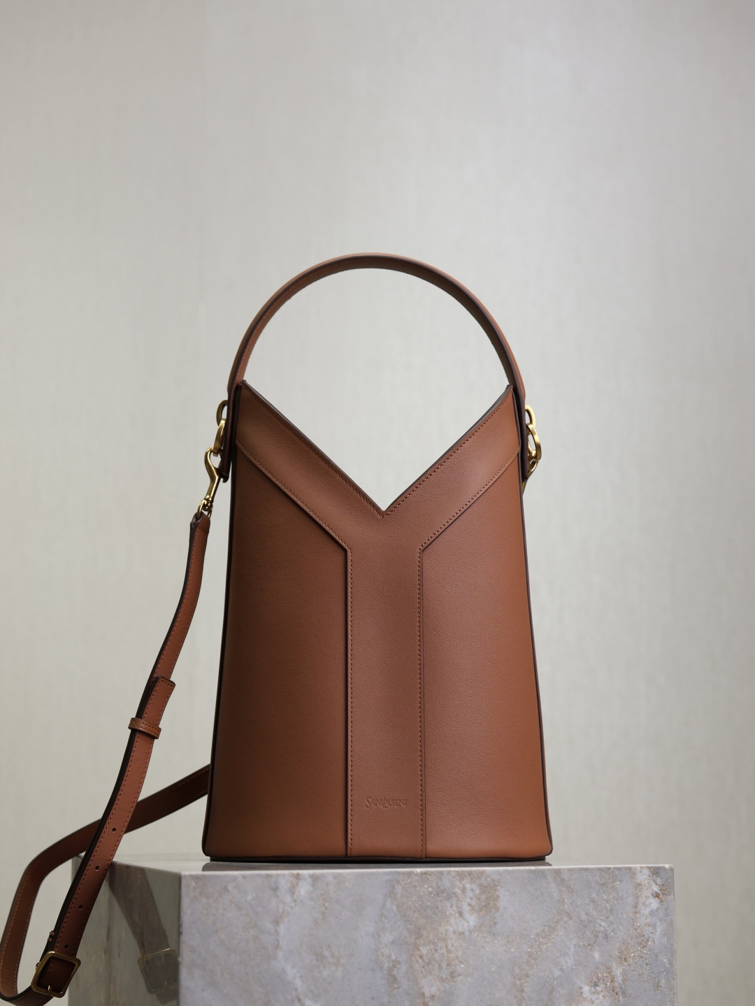 YSL Y top-handle bucket in leather 25x22-34x3-15cm - Image 2