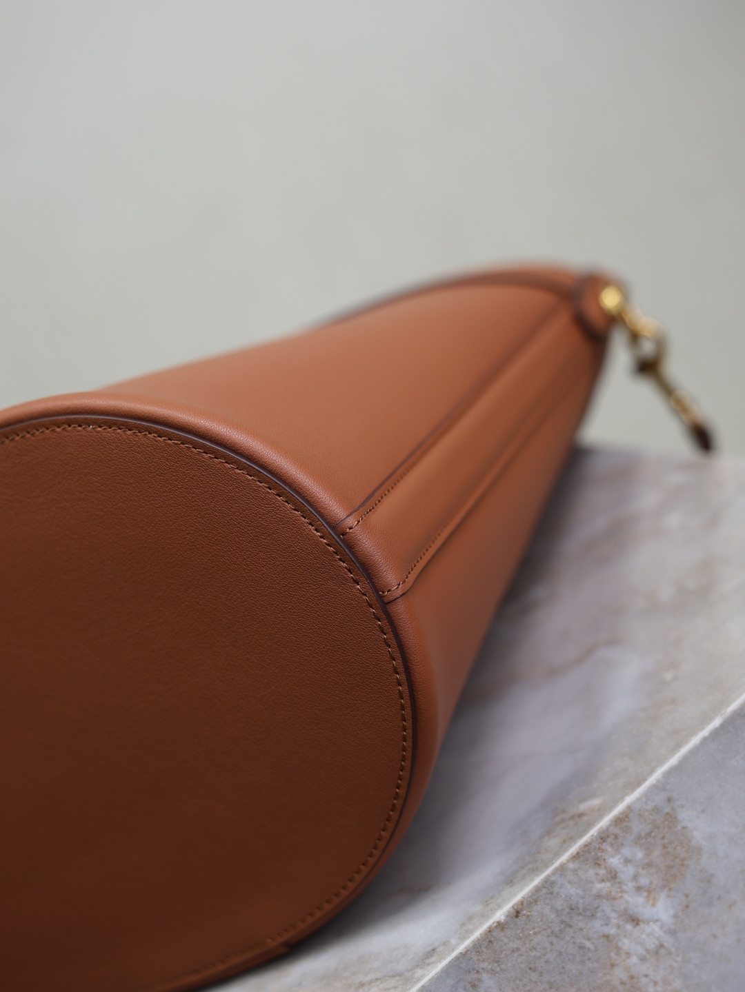YSL Y top-handle bucket in leather 25x22-34x3-15cm - Image 5