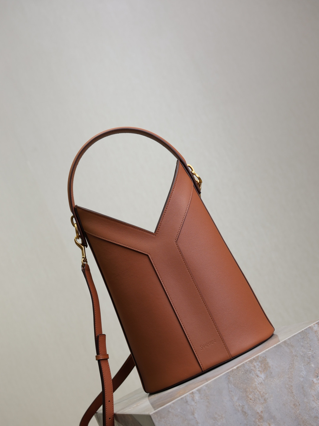 YSL Y top-handle bucket in leather 25x22-34x3-15cm - Image 6