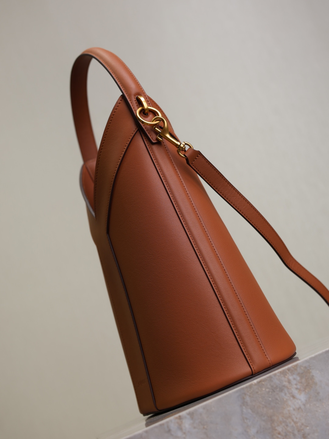 YSL Y top-handle bucket in leather 25x22-34x3-15cm - Image 8