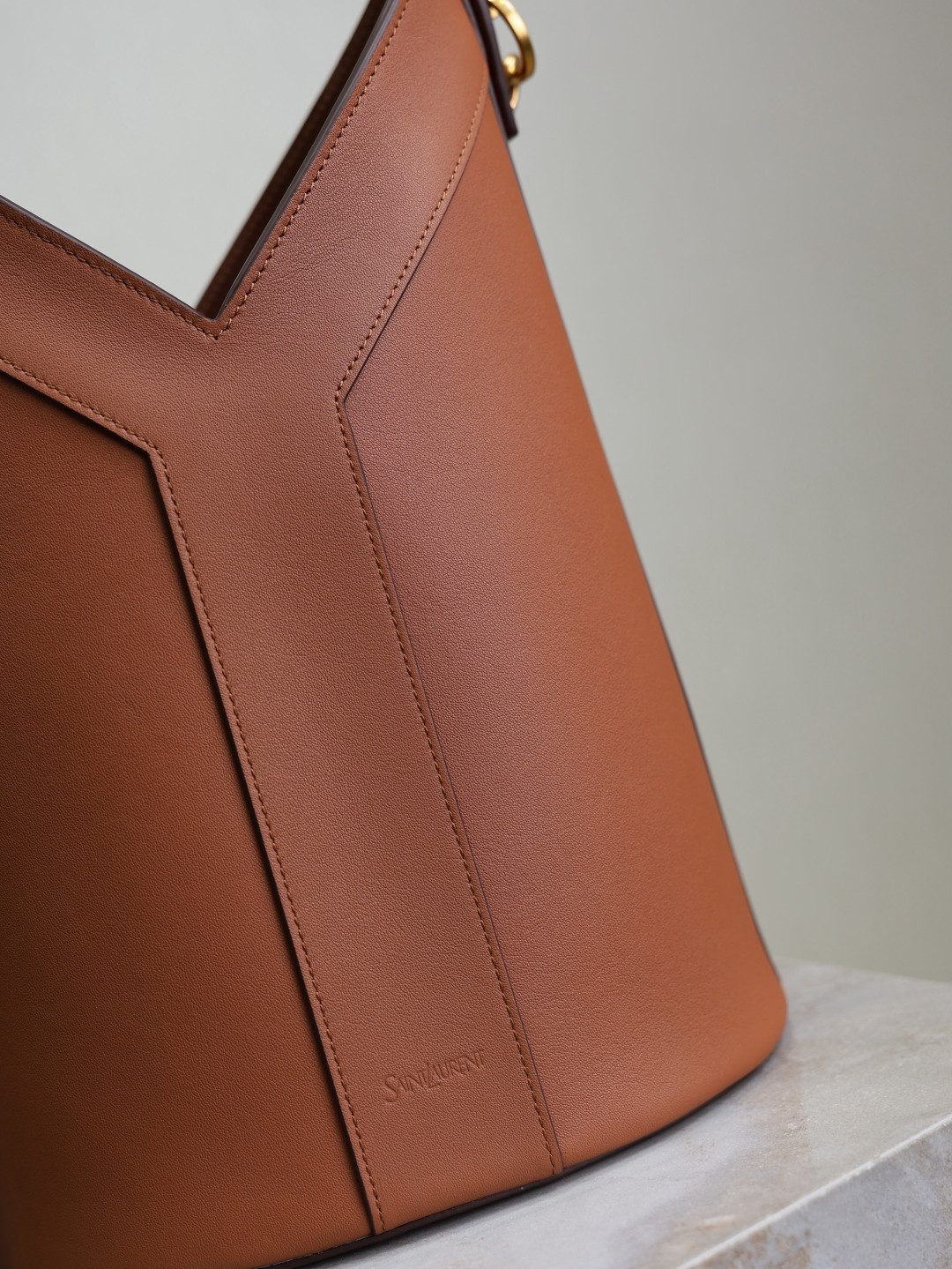 YSL Y top-handle bucket in leather 25x22-34x3-15cm - Image 9