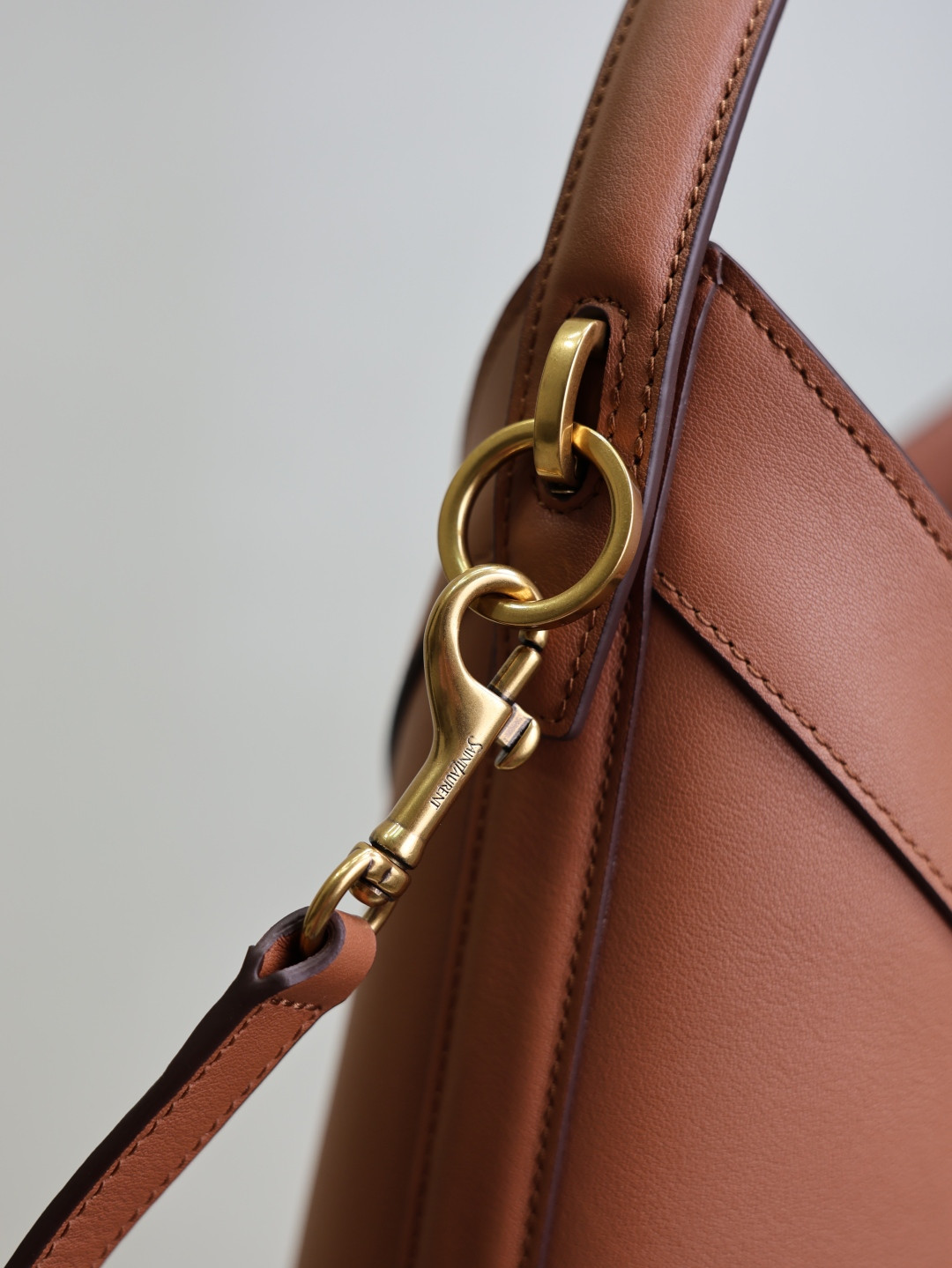 YSL Y top-handle bucket in leather 25x22-34x3-15cm - Image 14