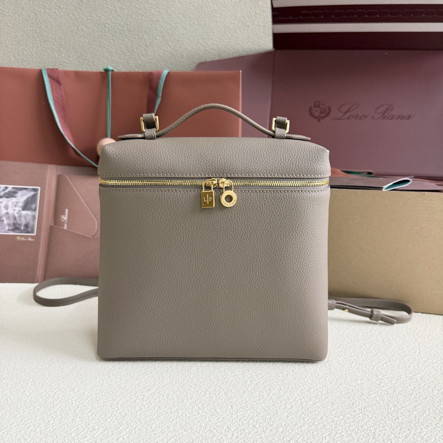 Loro Piana Extra Pocket backpack L23.5 Ostrich-grained Leather 23 x 21 x 8 cm
