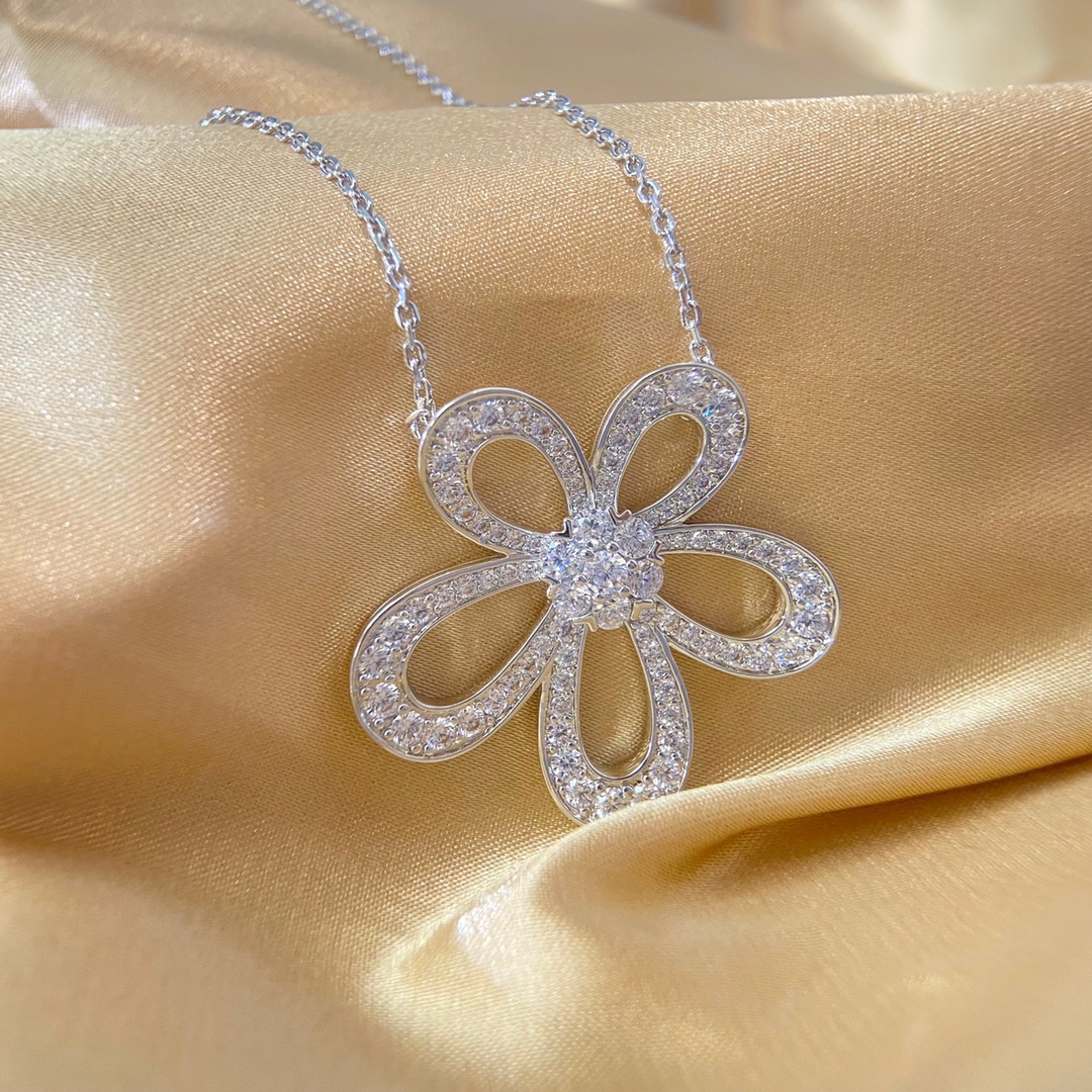 Van Cleef & Arpels Flowerlace Lace Floral Collarbone Necklace. - SUPER-MIRROR