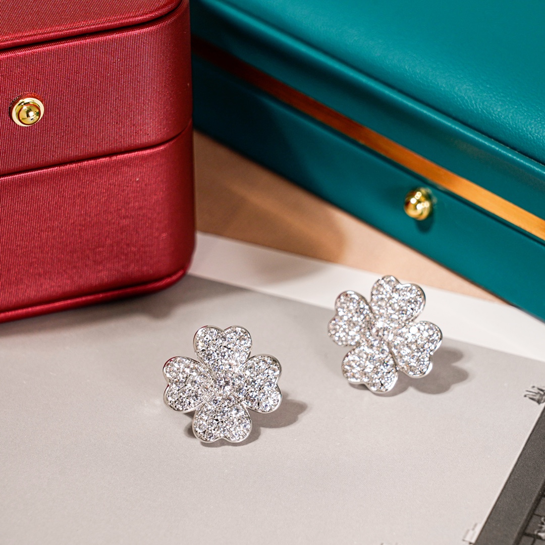 Van Cleef & Arpels Cosmos Full Diamond Earrings. - SUPER-MIRROR