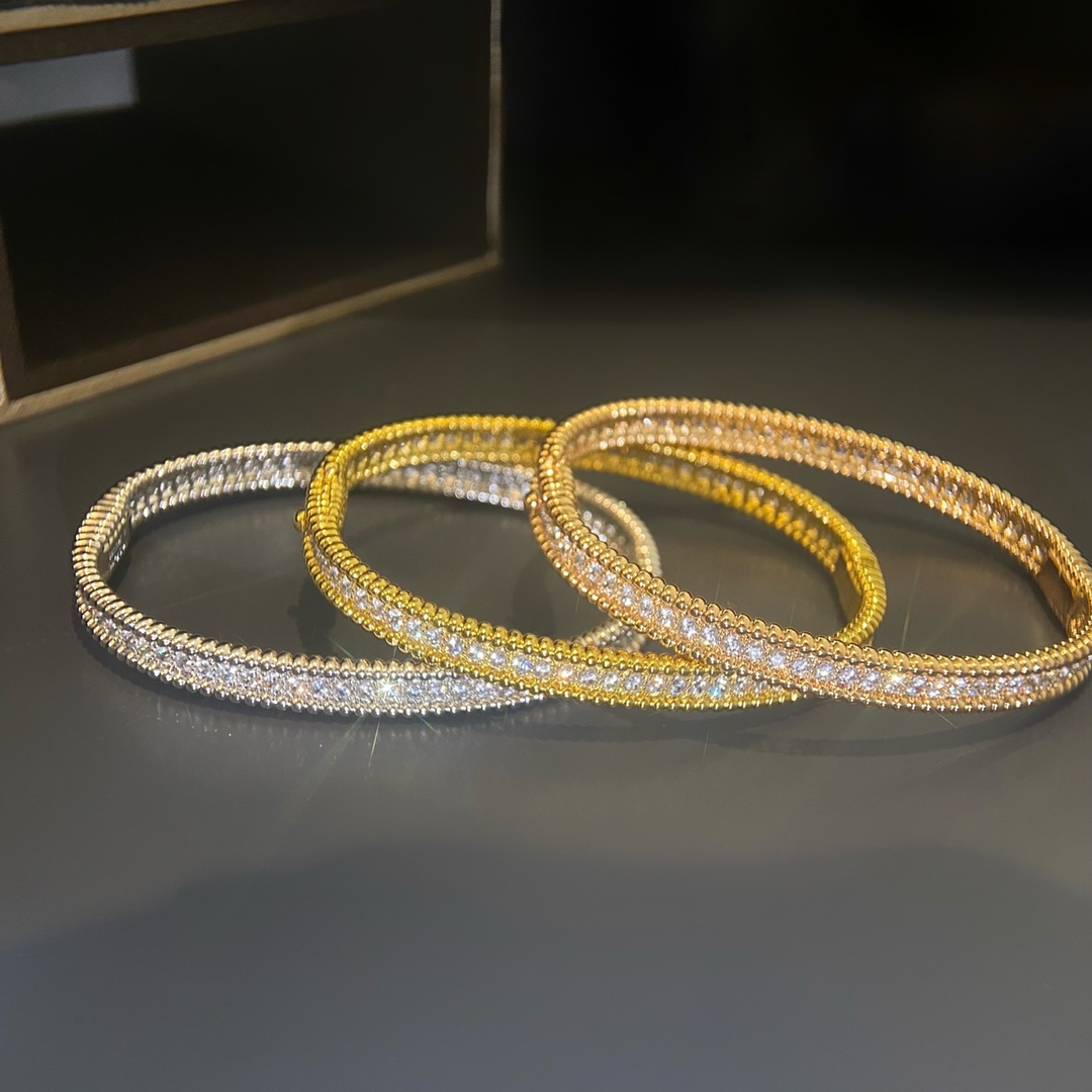 Van Cleef & Arpels Perlee Collection Bangle. - SUPER-MIRROR