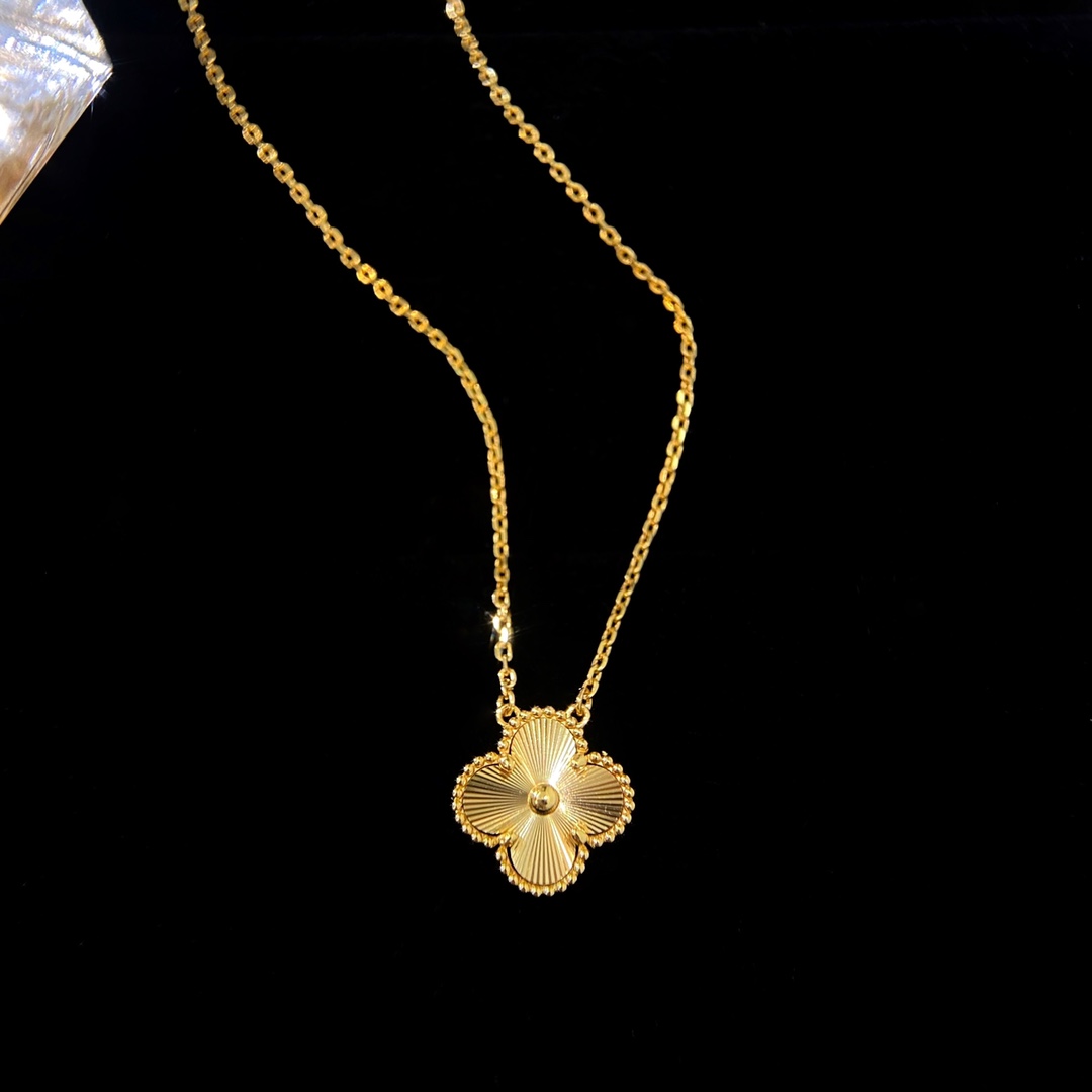 Van Cleef & Arpels Vintage Alhambra Classic Carved Yellow Gold Necklace.Medium - SUPER-MIRROR