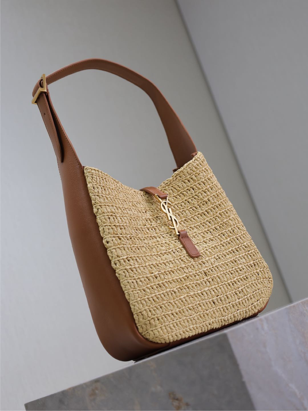 YSL LE 5 À 7 Supple Small in Raffia and leather 22 X 22 X 7-9 CM - Image 6