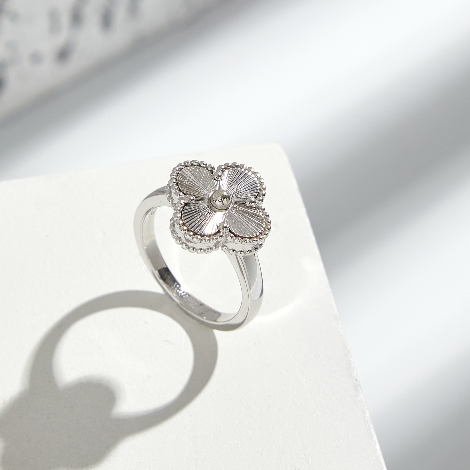 The Van Cleef & Arpels four-leaf clover ring is meticulously crafted from 925 silver. - SUPER-MIRROR