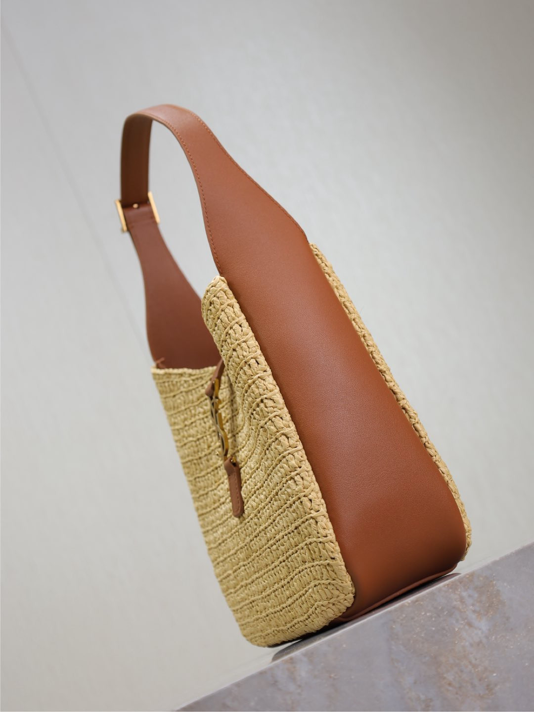 YSL LE 5 À 7 Supple Small in Raffia and leather 22 X 22 X 7-9 CM - Image 4