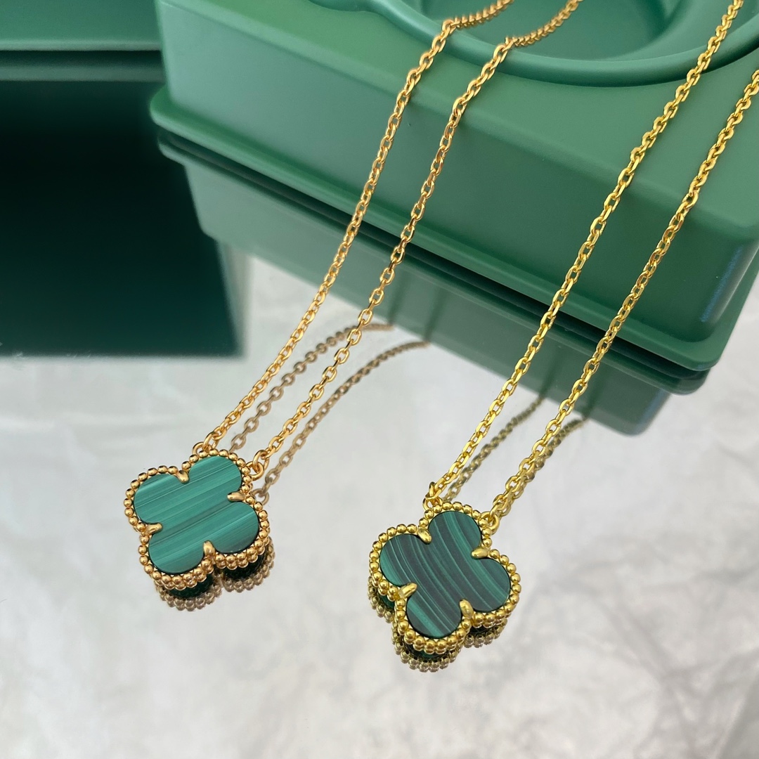 Van Cleef & Arpels Vintage Alhambra Classic Malachite Four-Leaf Clover Necklace.Medium - SUPER-MIRROR