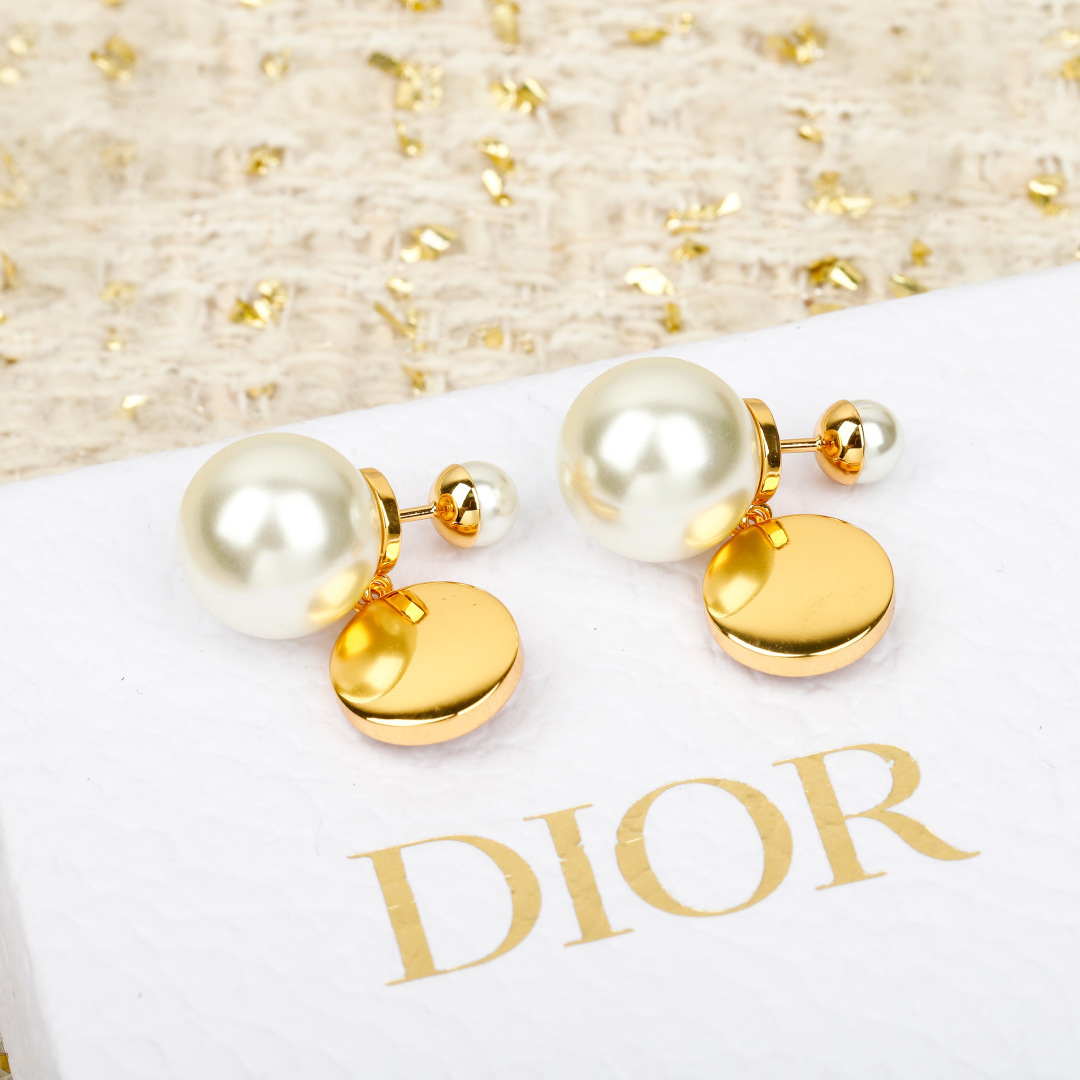 Dior Asymmetric Pearl Mother-of-Pearl Earrings. - PONI - Image 4