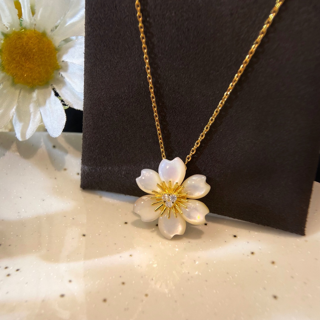 Van Cleef & Arpels Rose de Noël Pendant Necklace