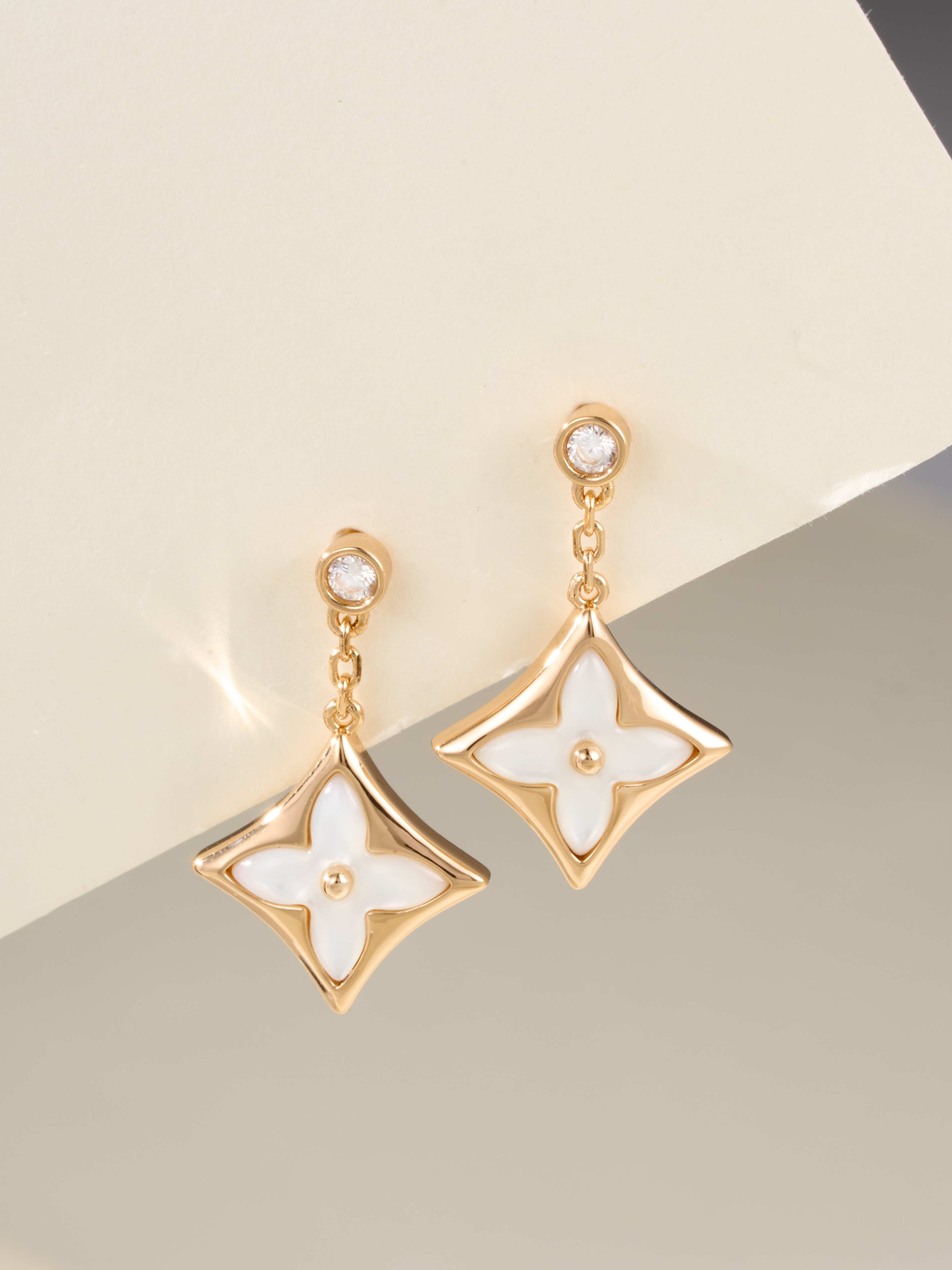 Louis Vuitton Color Blossom Series Mother-of-Pearl Flower Earring - PONI - Image 2