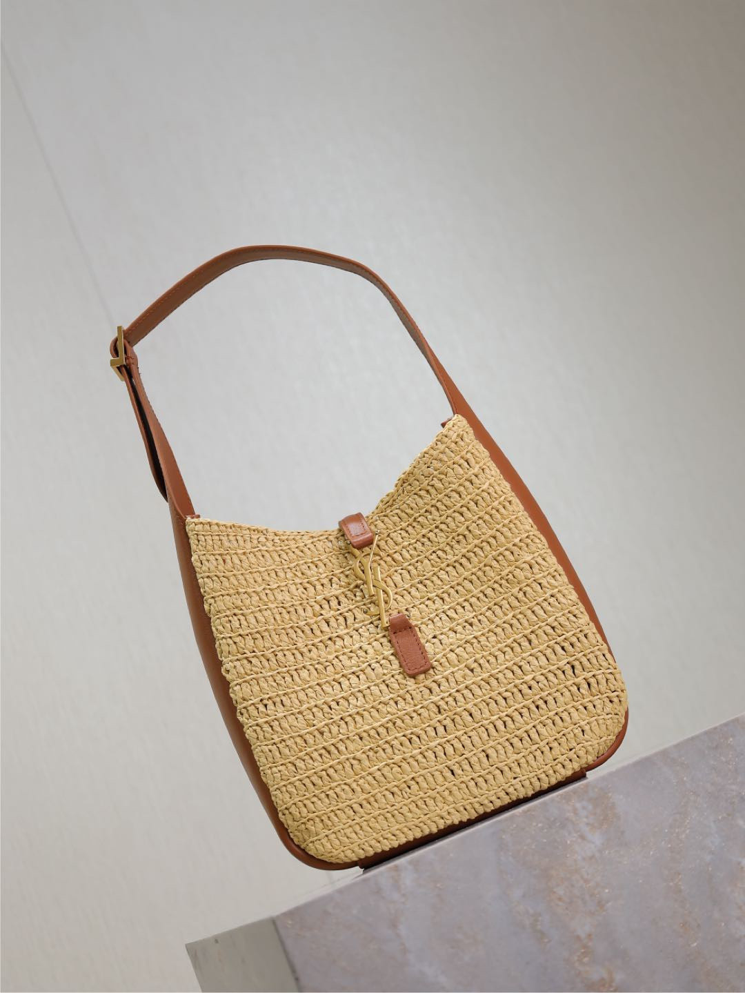 YSL LE 5 À 7 Supple Small in Raffia and leather 22 X 22 X 7-9 CM