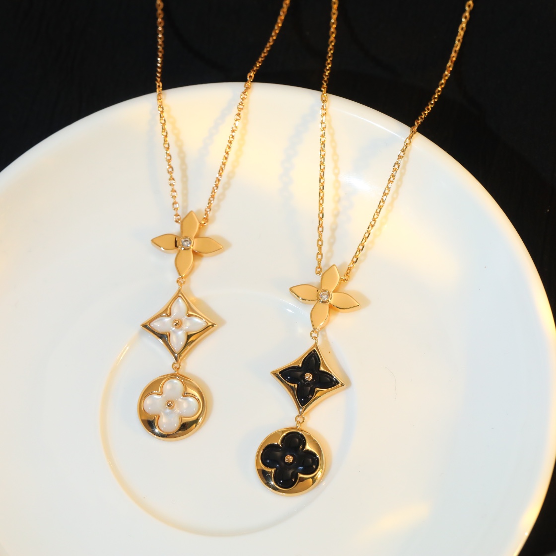 Louis Vuitton Three-Flower Mother-of-Pearl Black Onyx Necklace - SUPER-MIRROR