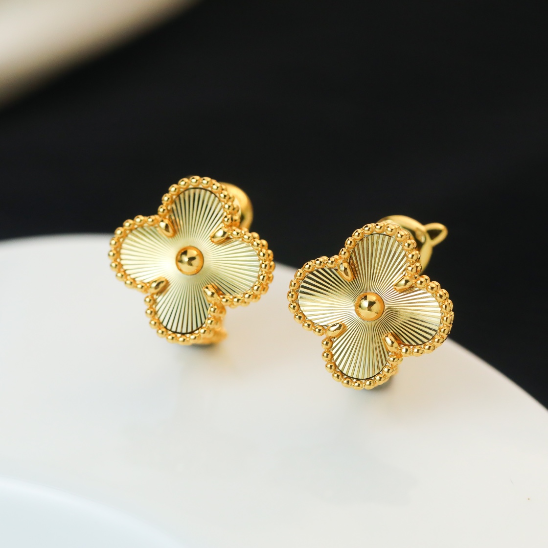 Van Cleef & Arpels Vintage Alhambra Gold Earrings - SUPER-MIRROR