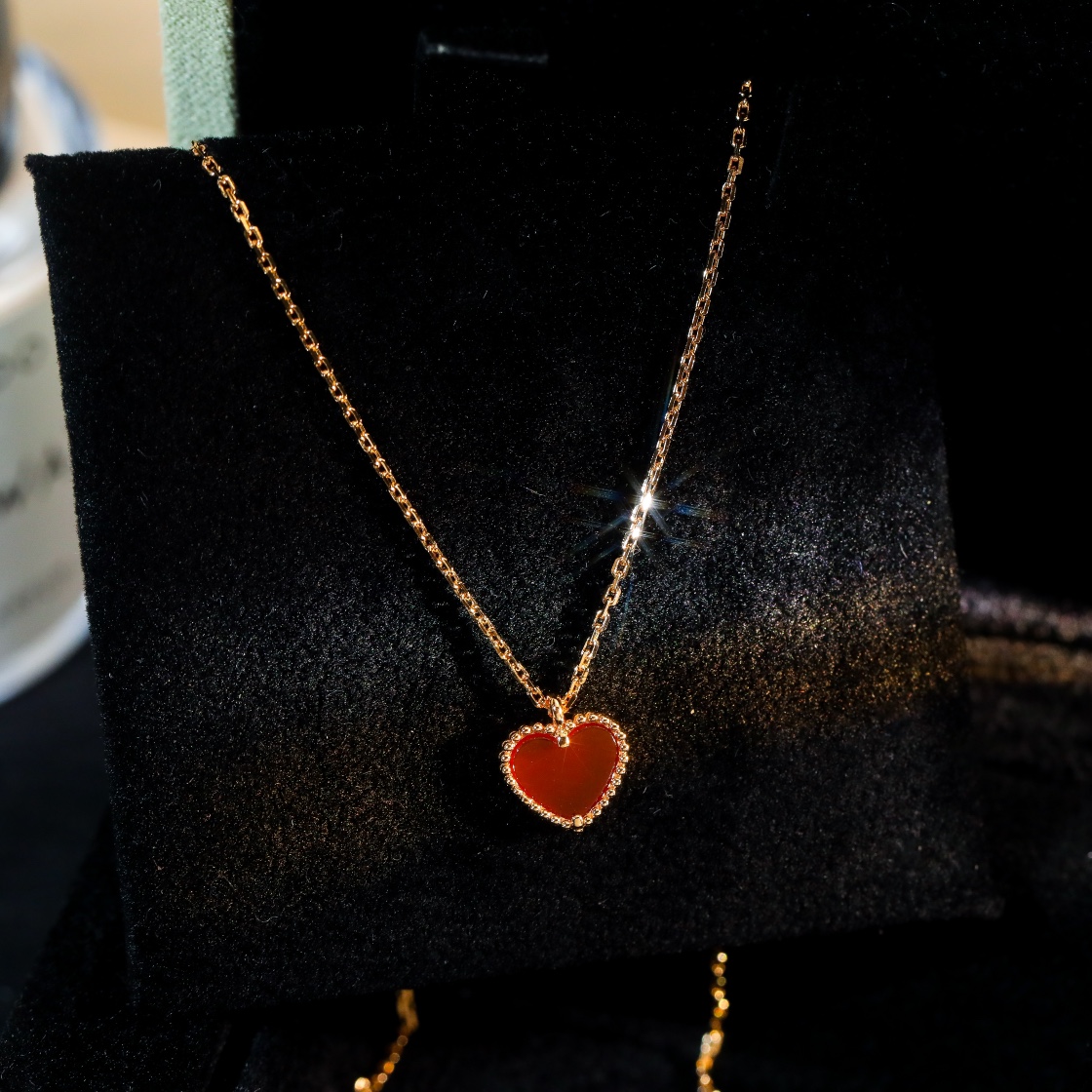 Van Cleef & Arpels Mini Heart Single Flower Red Carnelian Necklace. - SUPER-MIRROR