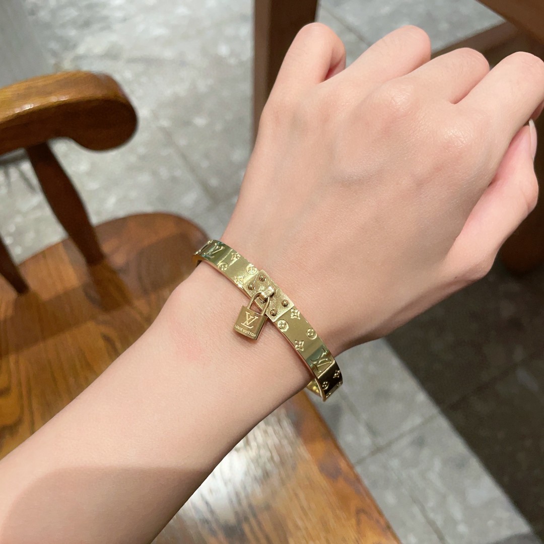 Louis Vuitton Jewelry Bangle  letter lock engraved bracelet - SUPER-MIRROR