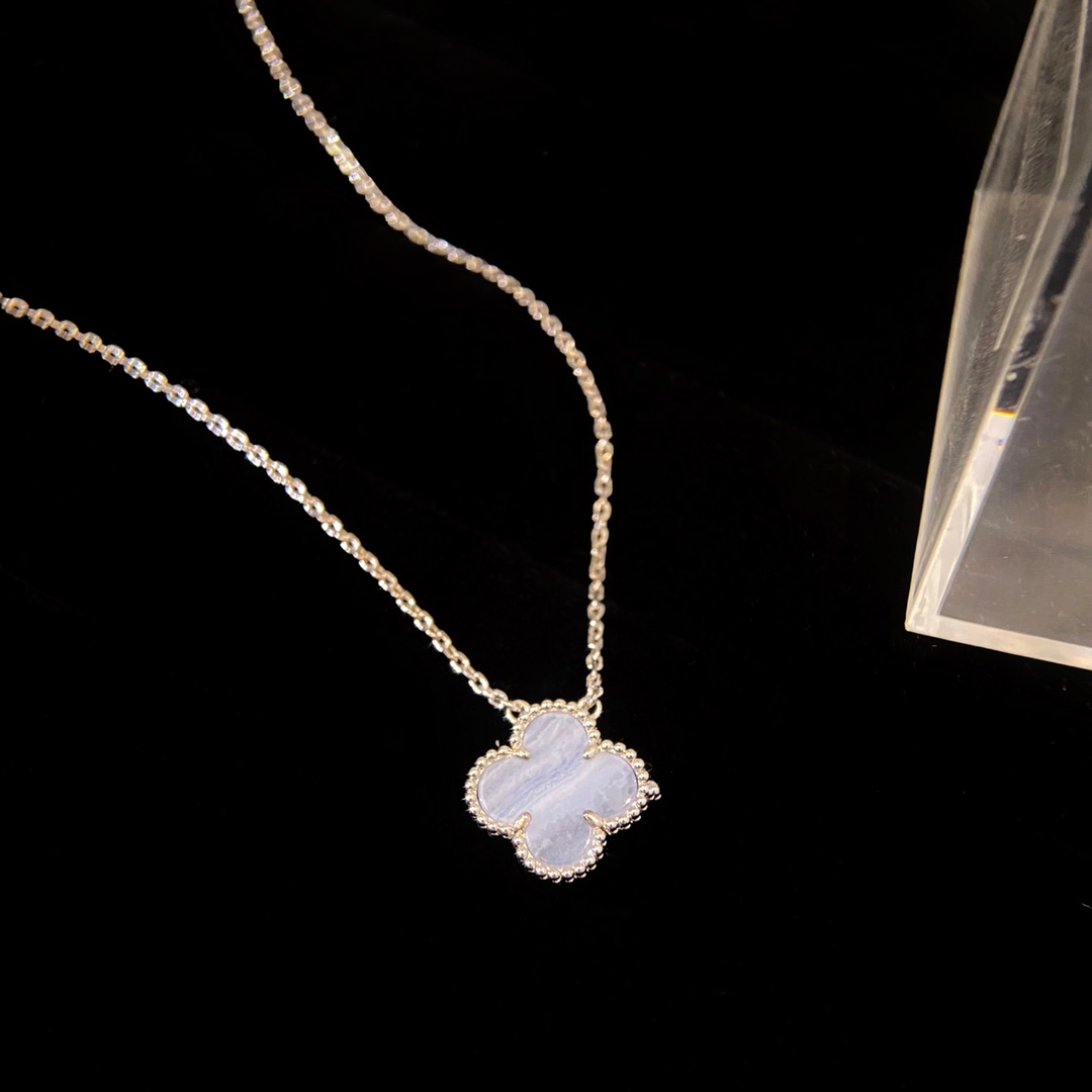 Van Cleef & Arpels Vintage Alhambra Classic Amethyst Four-Leaf Clover Necklace.Medium - SUPER-MIRROR