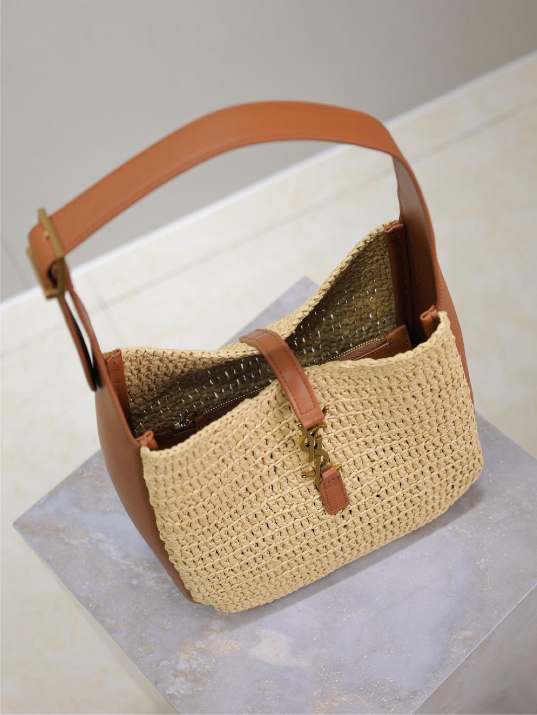 YSL LE 5 À 7 Supple Small in Raffia and leather 22 X 22 X 7-9 CM - Image 8