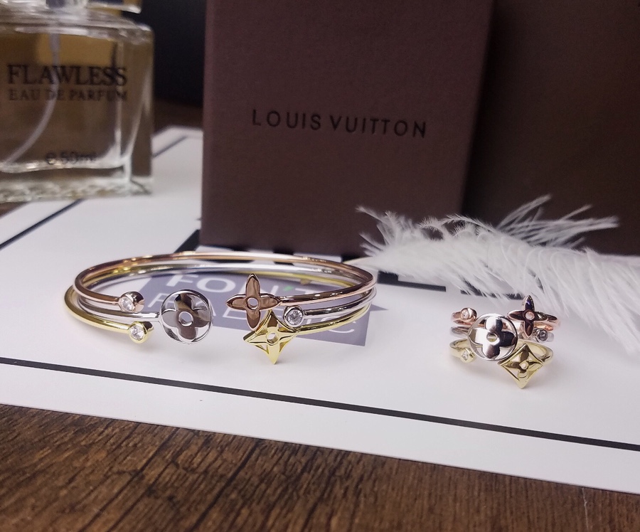 Louis Vuitton Jewelry Bangle 3 delicate flowers can bloom together - SUPER-MIRROR