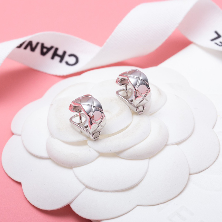 Chanel Coco diamond-free earrings radiate a gentle charm.