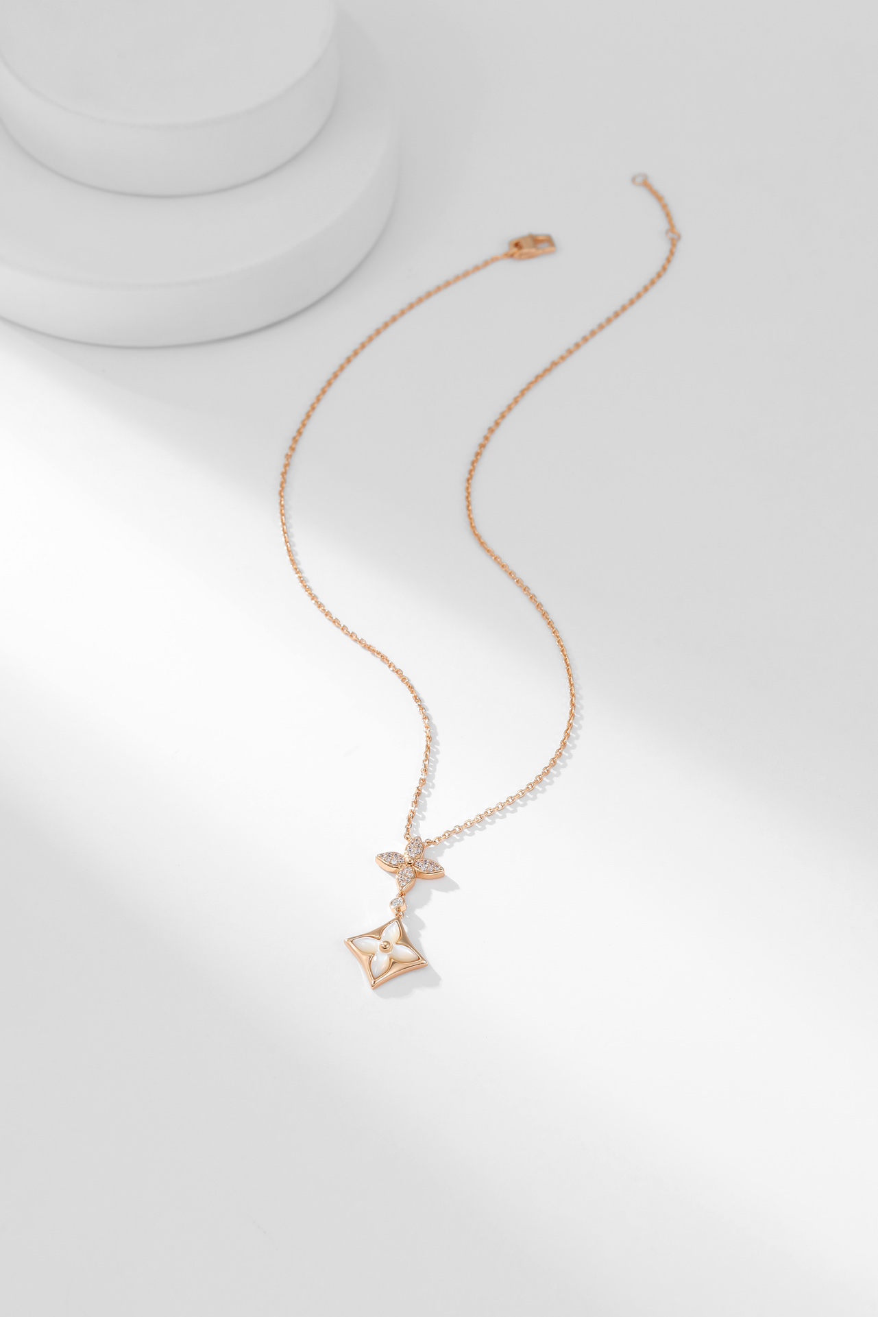 Louis Vuitton Color Blossom Floral Pattern Rhombus Diamond Necklace. - PONI - Image 5