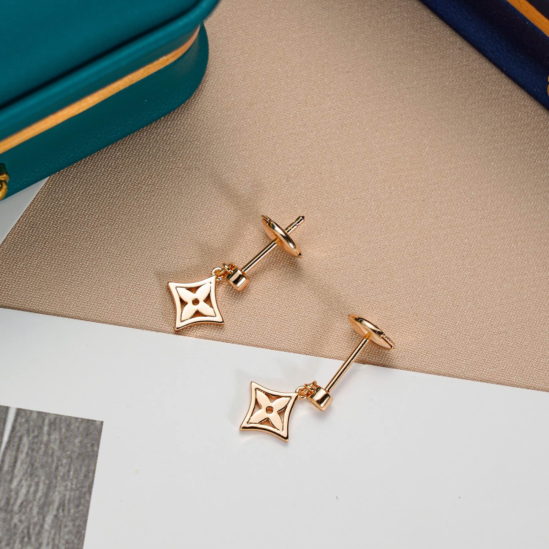 Louis Vuitton Idylle Blossom Earrings with Floral Motif - SUPER-MIRROR