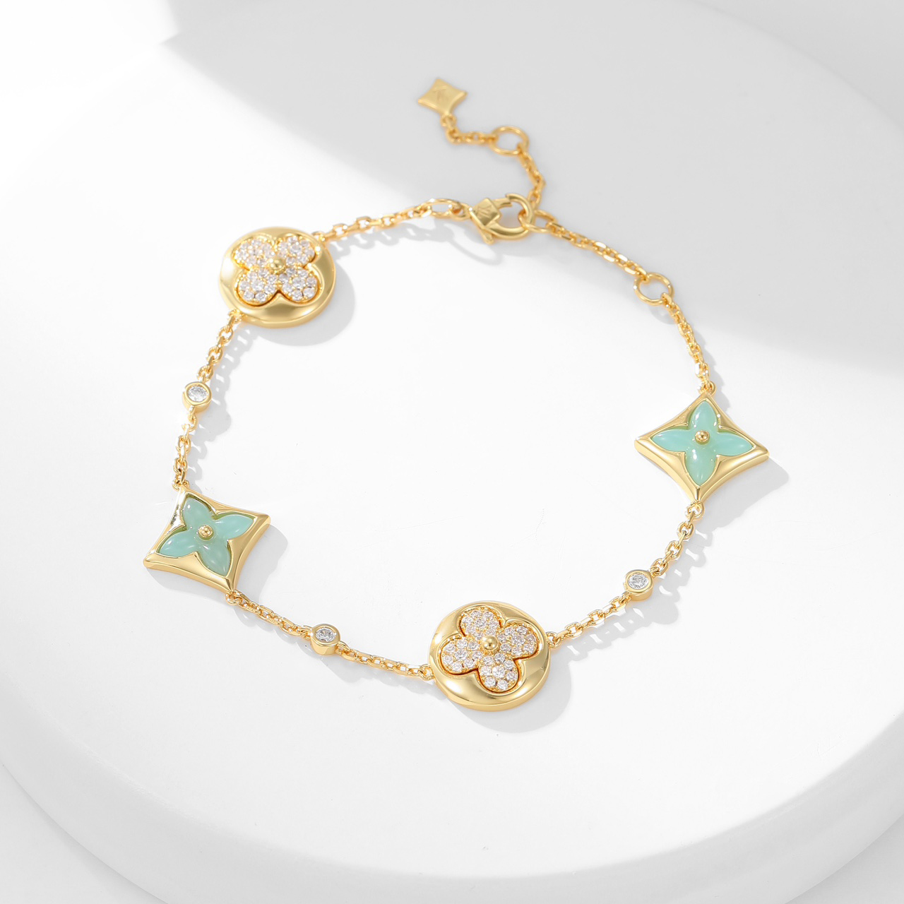 Louis Vuitton bracelet is meticulously crafted from V Gold. - SUPER-MIRROR