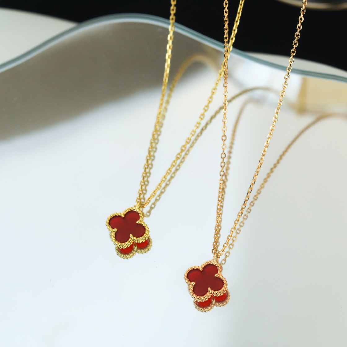 Van Cleef & Arpels	Mini Alhambra Single Flower Red Carnelian Necklace. - SUPER-MIRROR