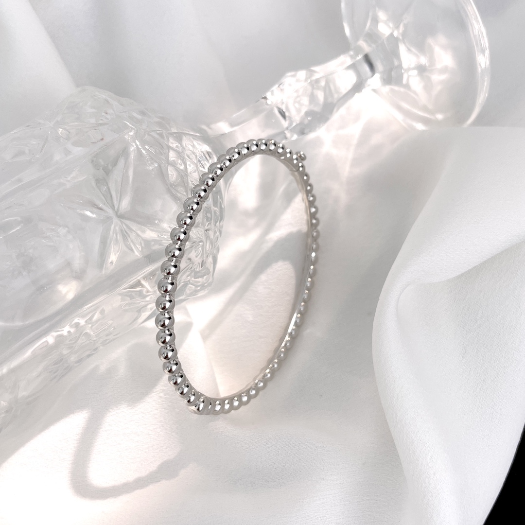 Van Cleef & Arpels Perlée Beads Bangle. - SUPER-MIRROR