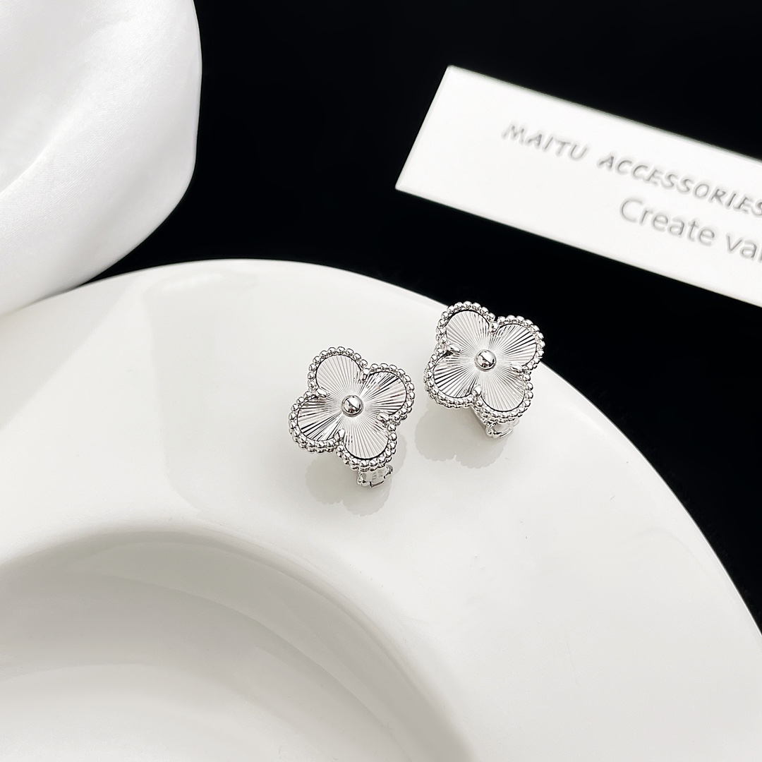 Van Cleef & Arpels' only four-leaf clover earrings available as clip-ons - SUPER-MIRROR