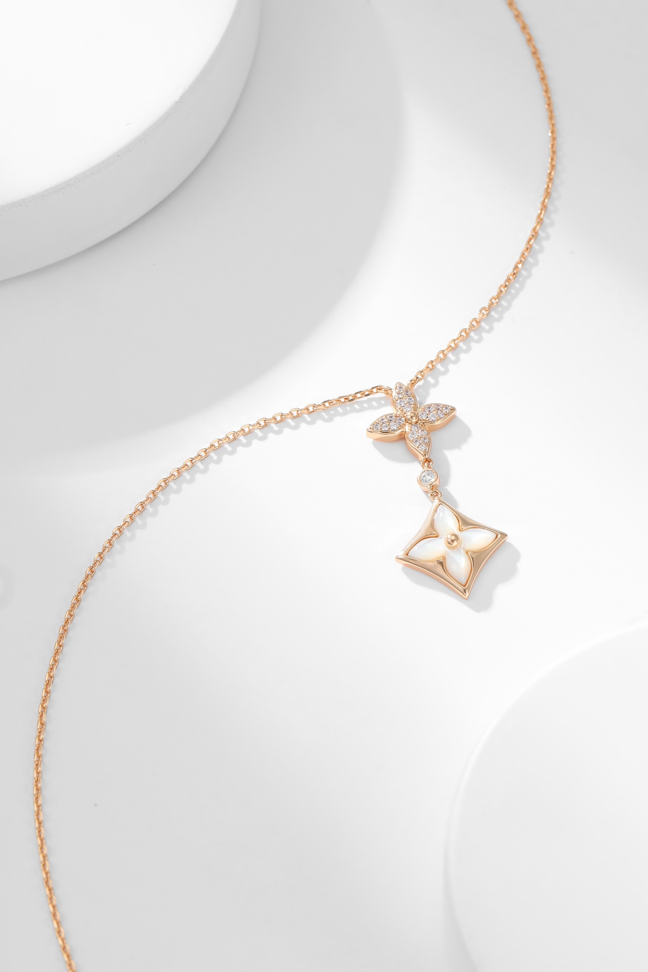 Louis Vuitton Color Blossom Floral Pattern Rhombus Diamond Necklace. - PONI - Image 4