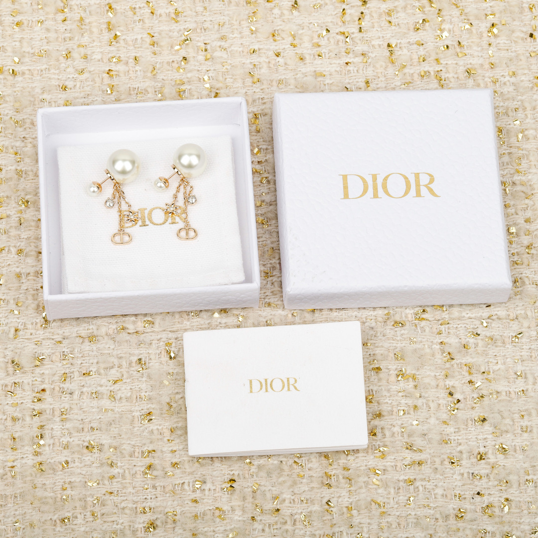 Dior Tassel Pearl Mother-of-Pearl Earrings. - PONI - Image 4