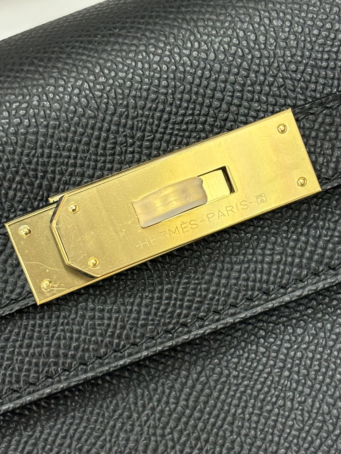 Hermès Kelly Sellier 28 Noir Epsom Leather Gold Hardware - Image 4