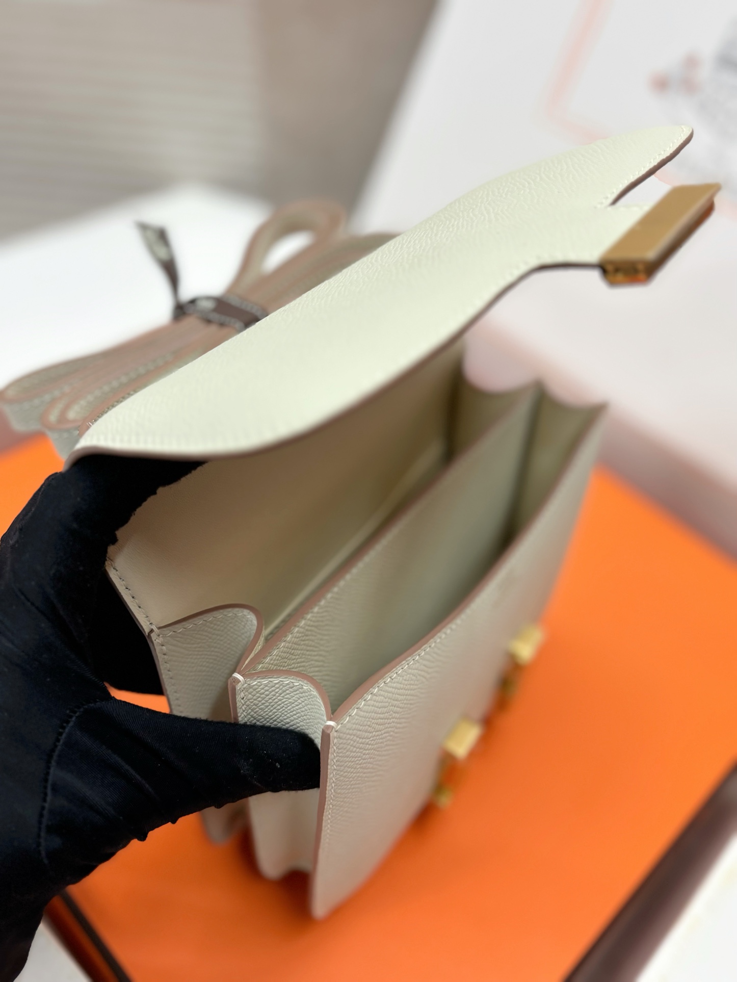 Hermès Constance 18 Craie Epsom Gold Hardware - Image 5