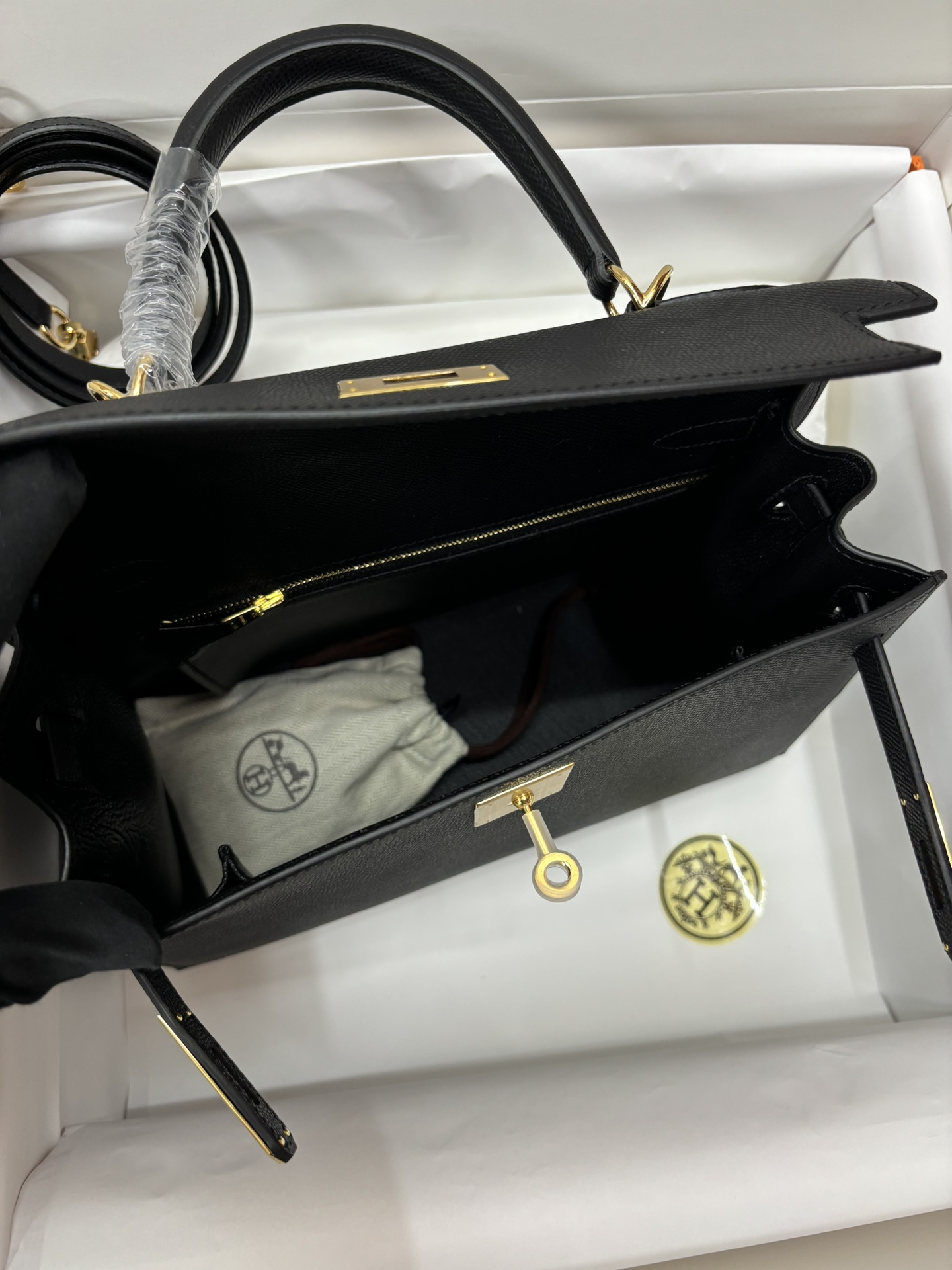 Hermès Kelly Sellier 28 Noir Epsom Leather Gold Hardware - Image 7