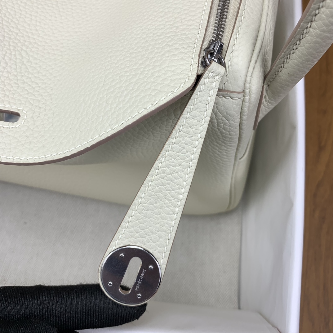 Hermès Lindy 26 Craie Clemence Palladium Hardware - Image 8