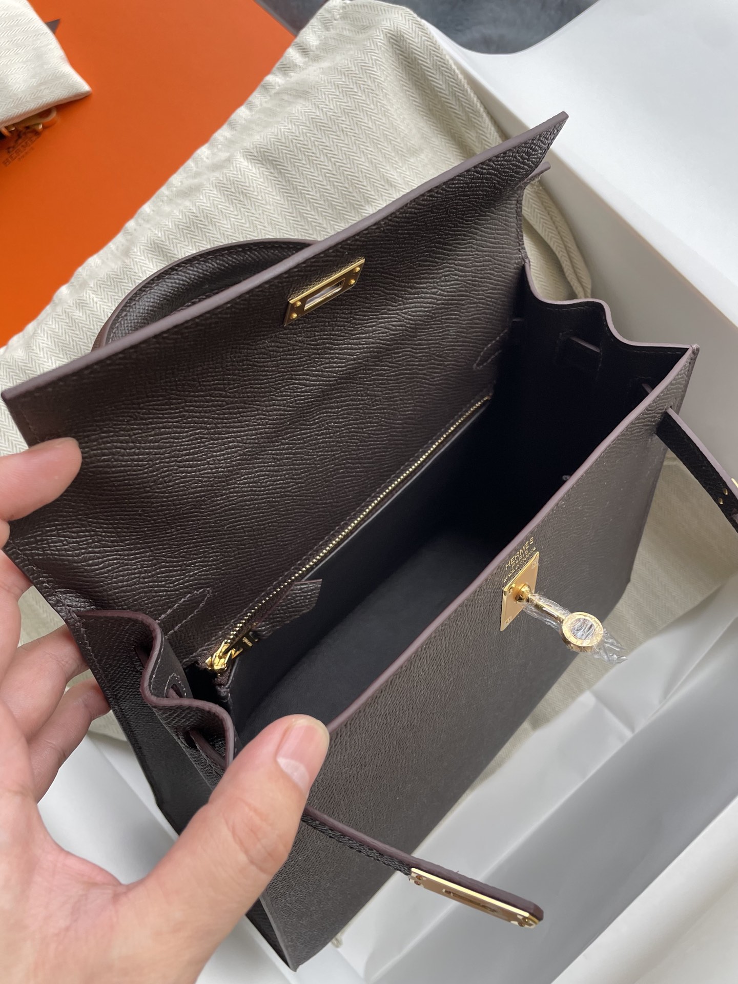 Hermès Kelly Sellier 25 Chocolate Epsom Gold Hardware - Image 5