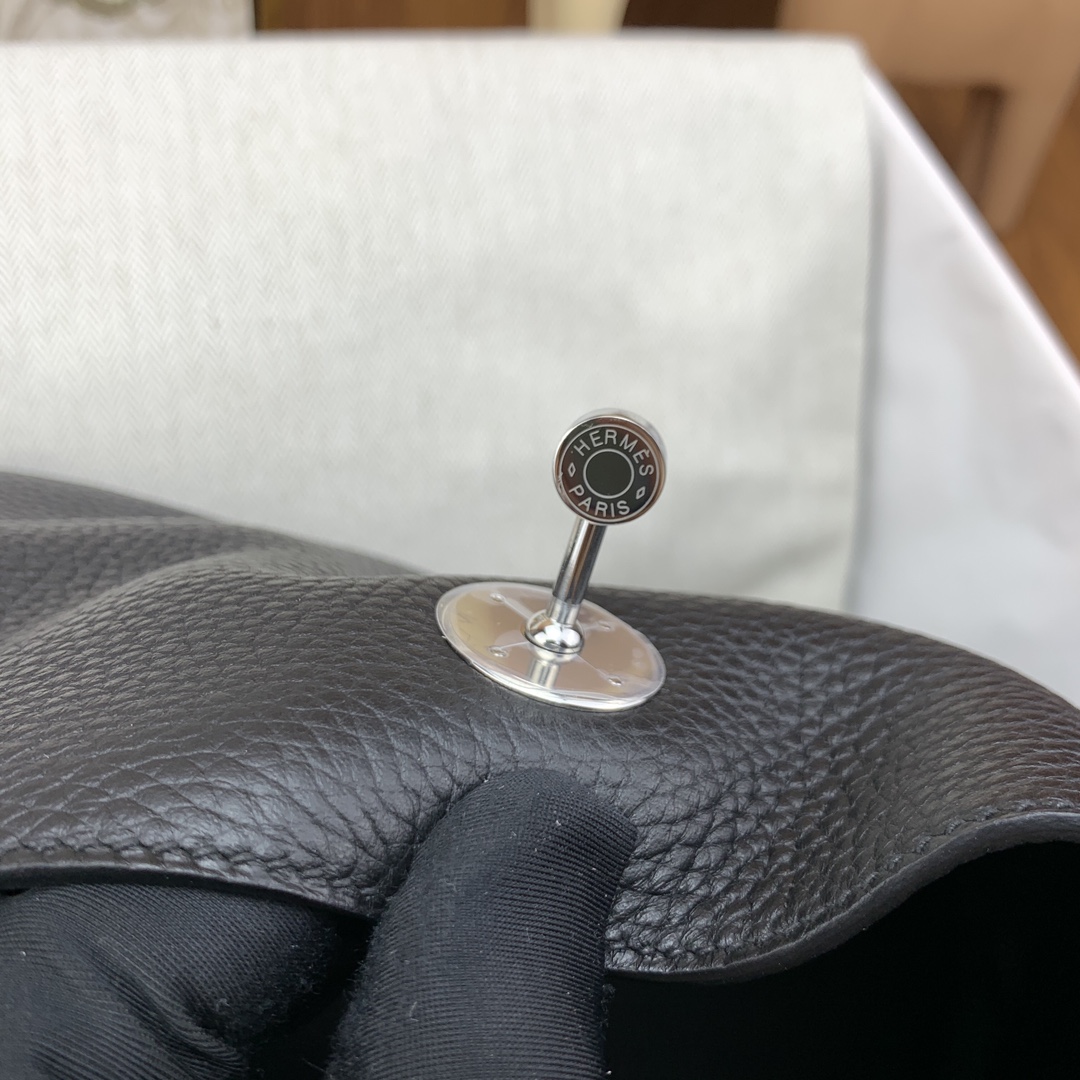 Hermès Lindy 26 Noir Clemence Palladium Hardware - Image 8