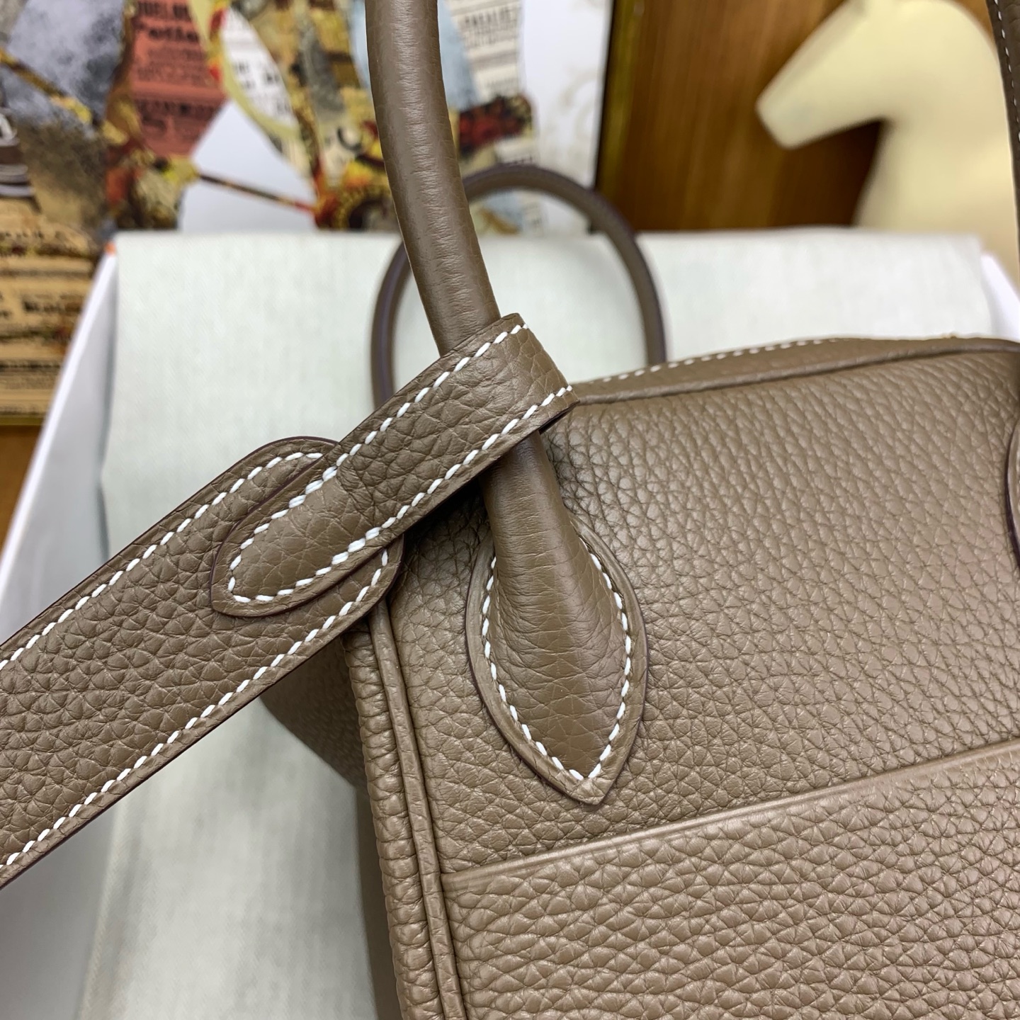 Hermès Lindy 26 Etoupe Clemence Gold Hardware - Image 2