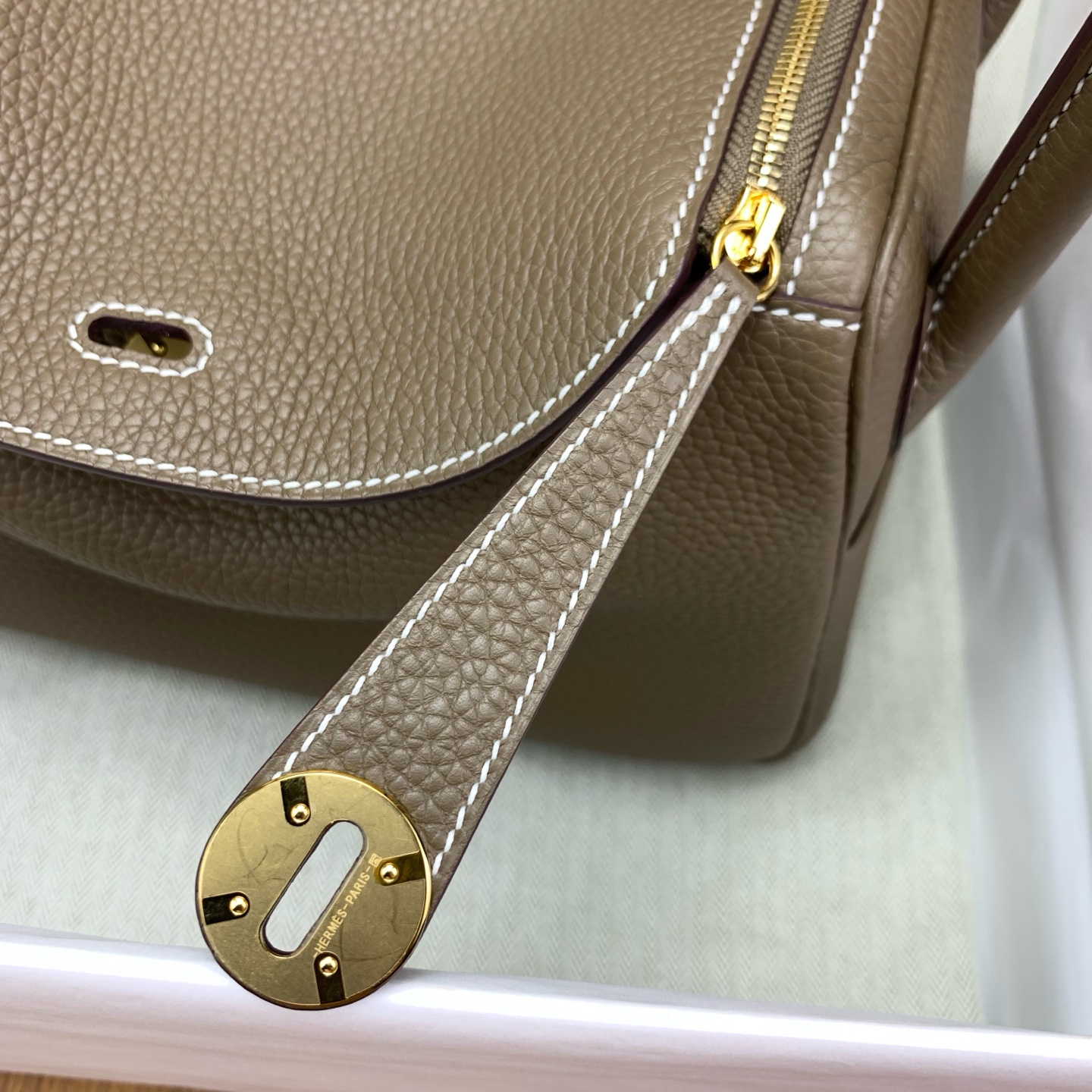 Hermès Lindy 26 Etoupe Clemence Gold Hardware - Image 4