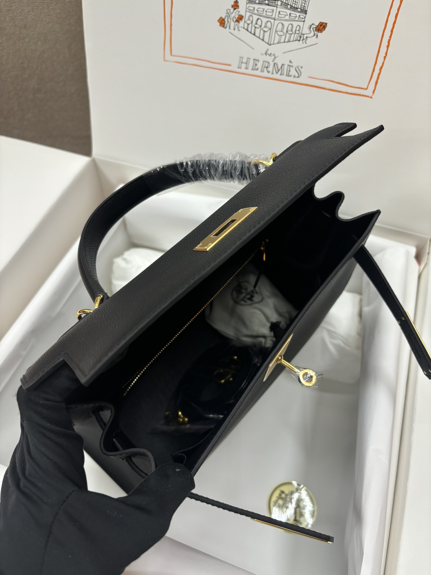 Hermès Kelly Sellier 20 Noir Epsom Leather Gold Hardware - Image 7