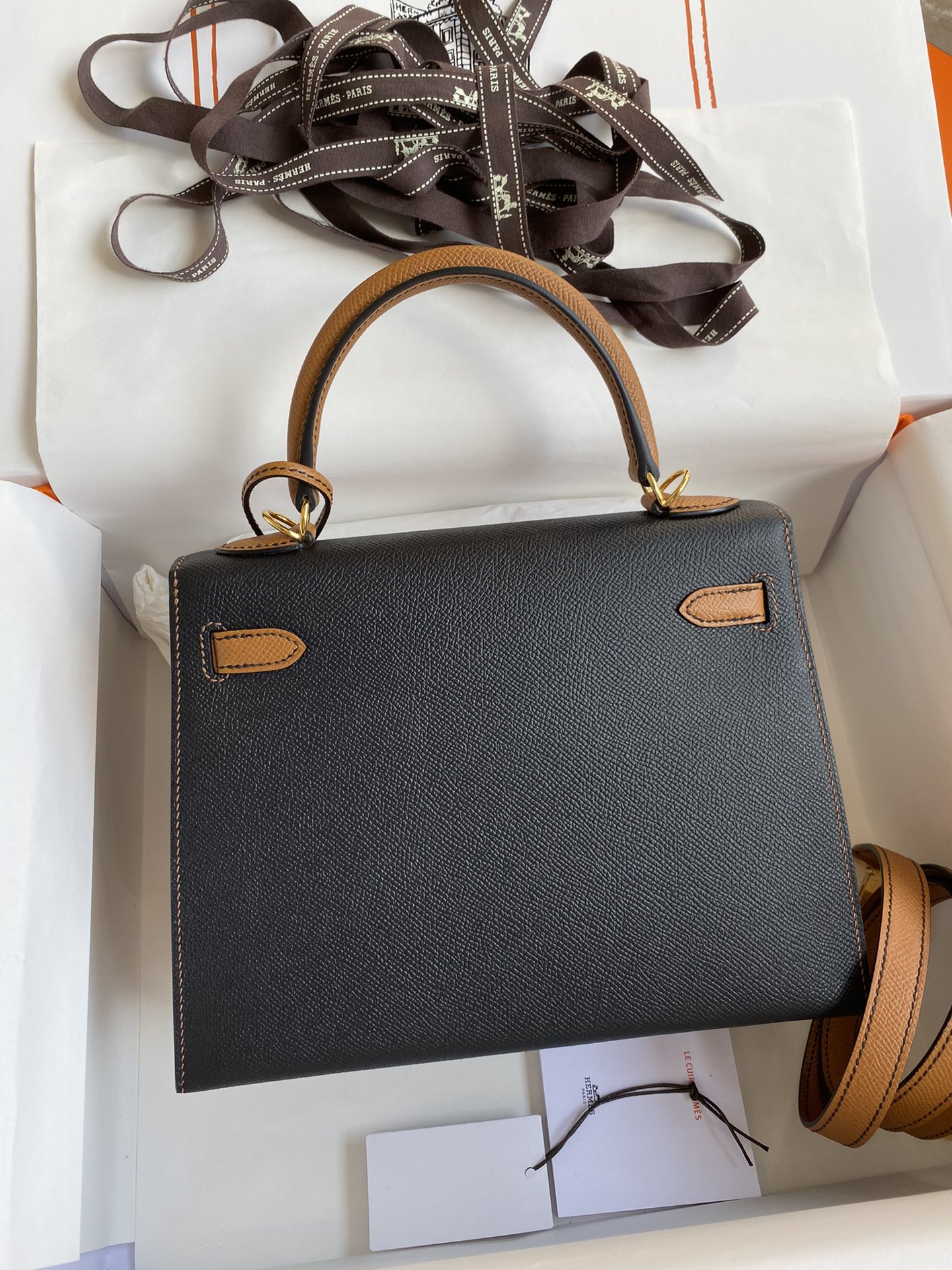 Hermès Kelly Sellier 25 Noir and Gold Epsom Gold Hardware - Image 3