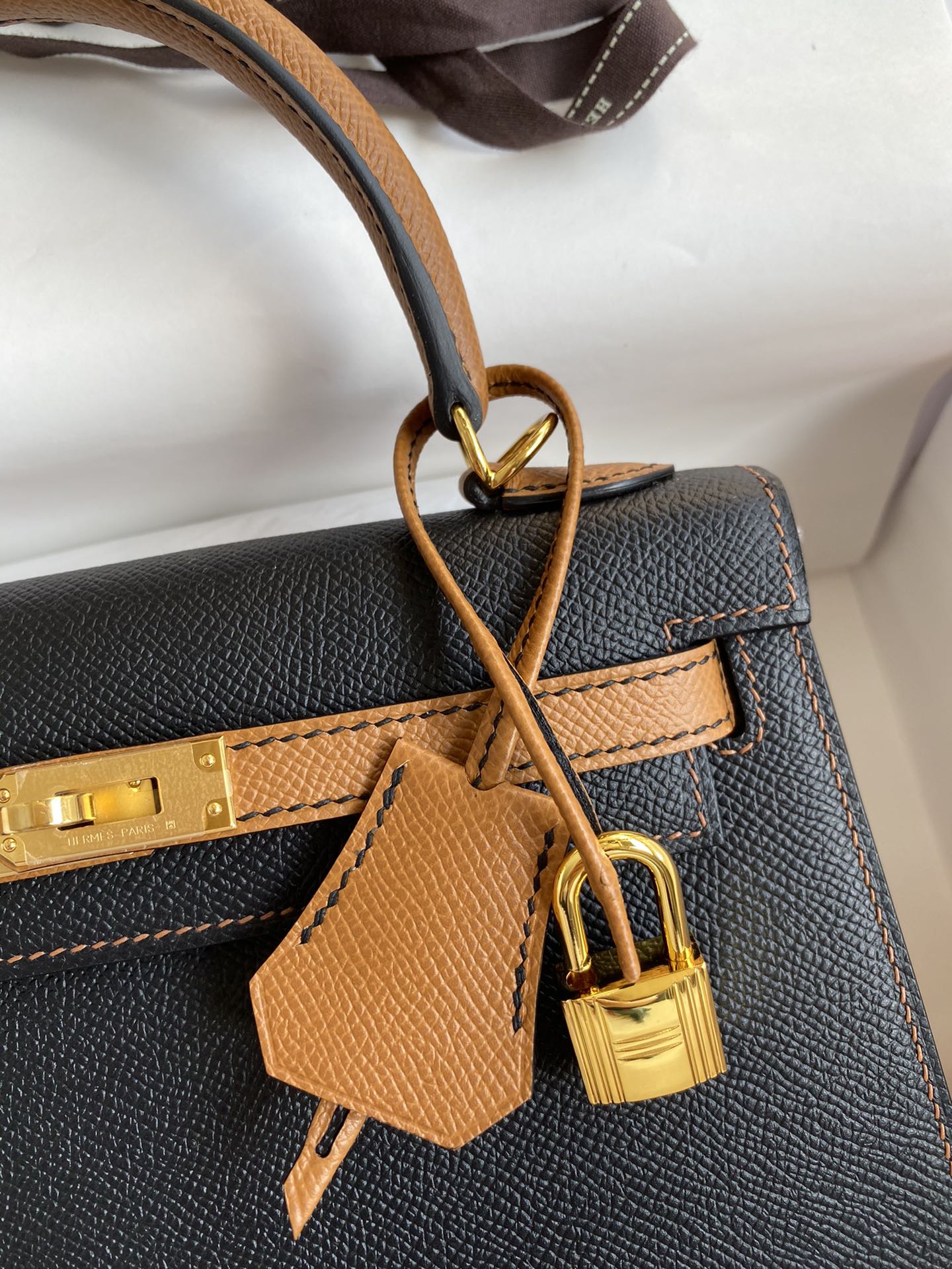 Hermès Kelly Sellier 25 Noir and Gold Epsom Gold Hardware - Image 4