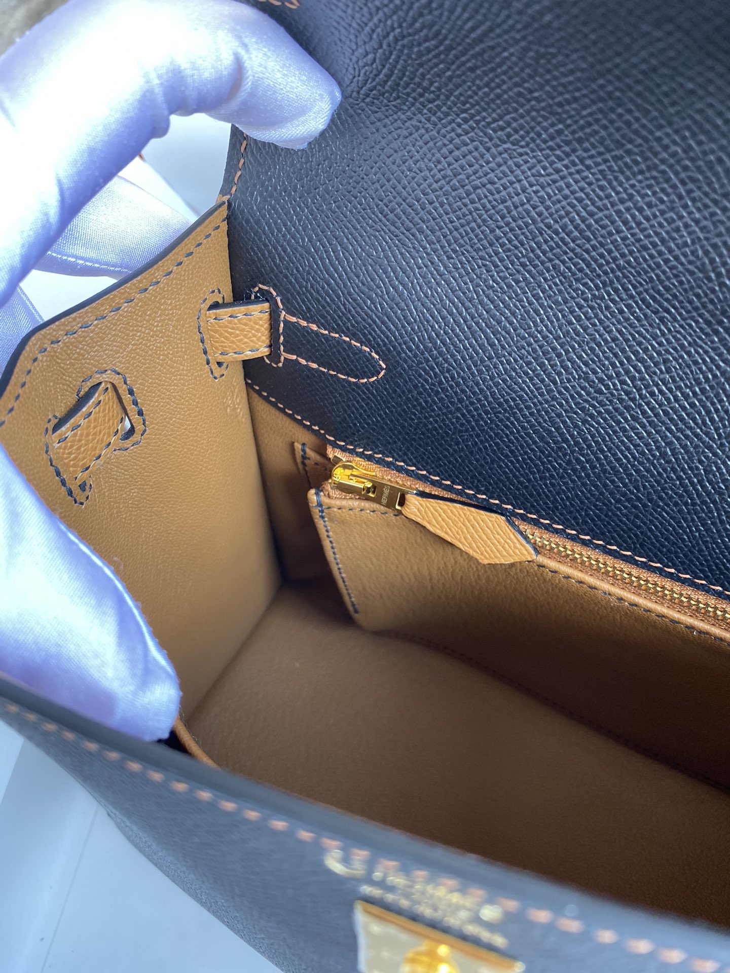 Hermès Kelly Sellier 25 Noir and Gold Epsom Gold Hardware - Image 9