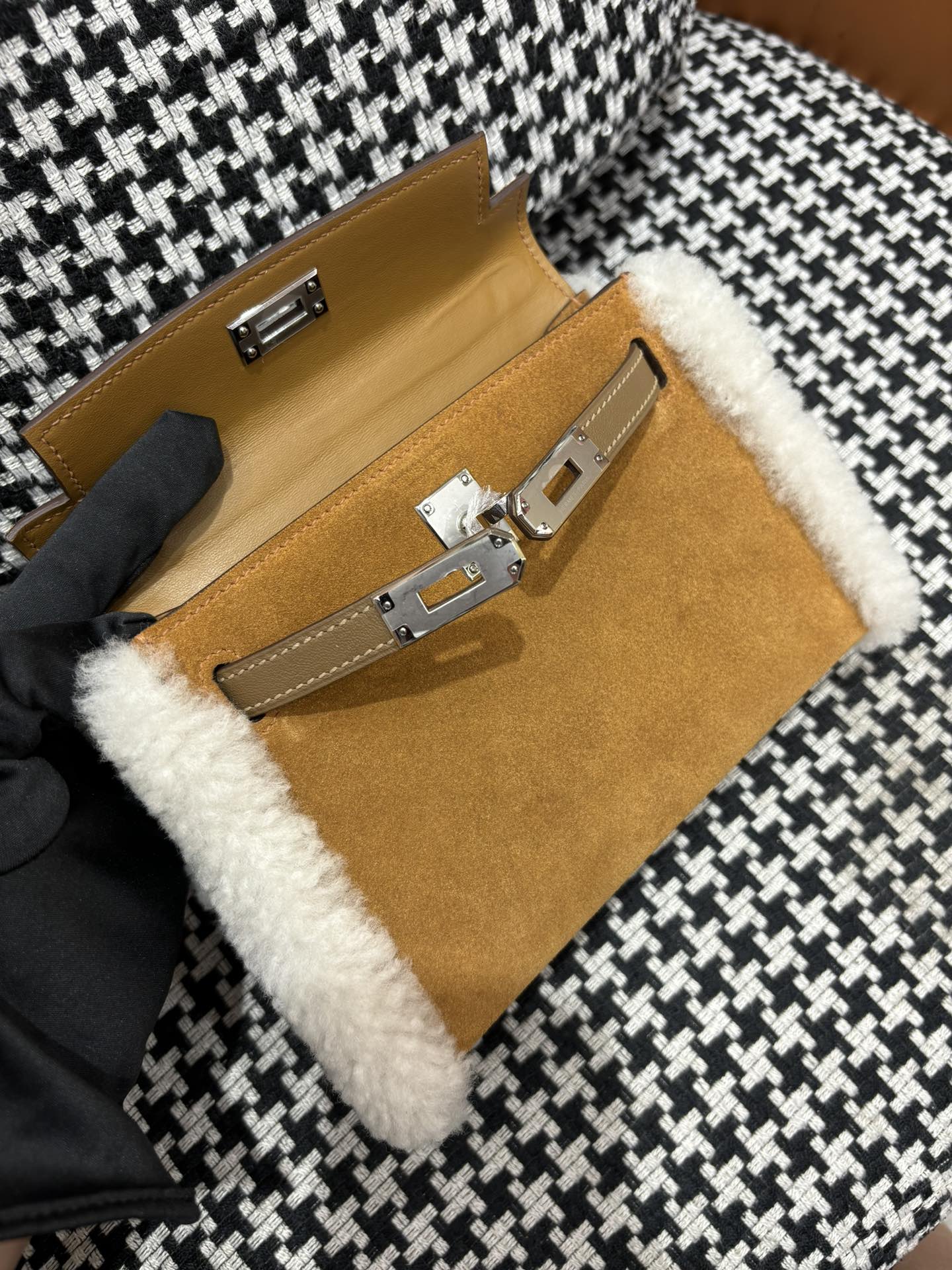Hermès Kelly Sellier 20 Teddy Pluch and Gold Barenia Leather Palladium Hardware - Image 6